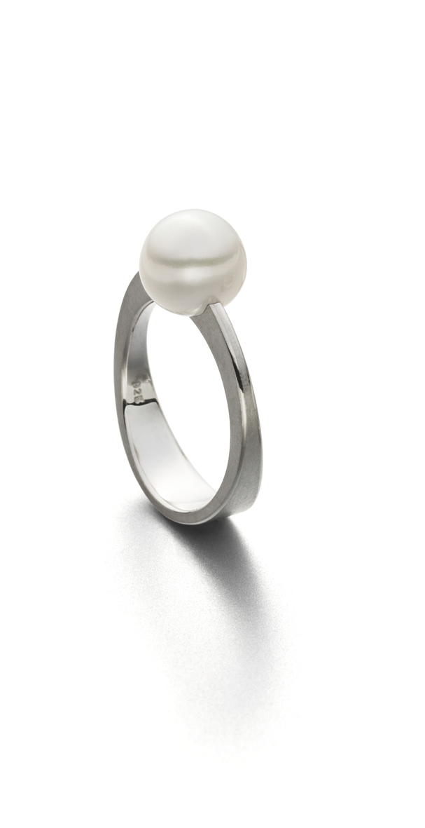 een 925/1000 zilveren ring Eva Strepp model Cut met zoetwater parel.
