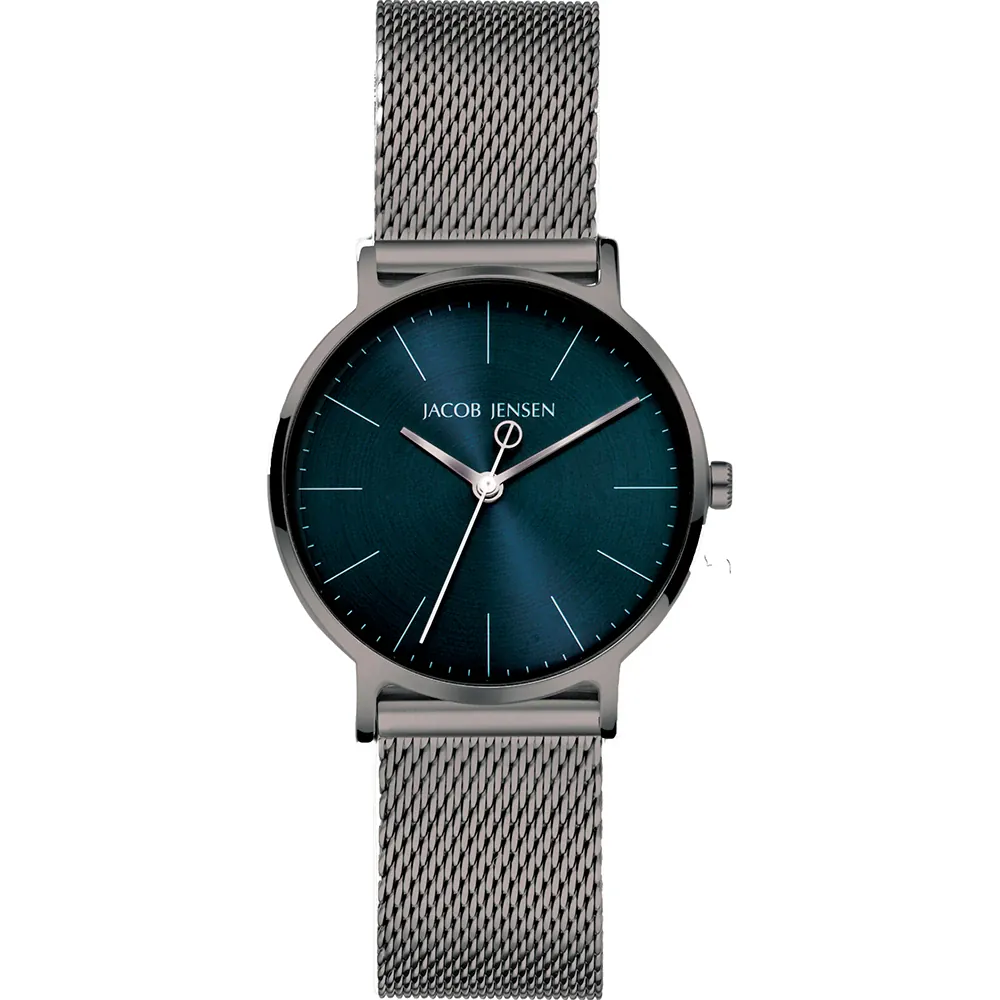 Dit Jacob Jensen horloge heeft een kast gemaakt van Titanium met een diameter van 32 mm en is voorzien van een metaal band. In de kast bevindt zich een Miyota kwaliteitsuurwerk en is afgewerkt met Saffierglas.

Het horloge is 5ATM. Dit betekent dat het horloge geschikt is om mee te douchen. Verder wordt het horloge geleverd met 2 jaar garantie.