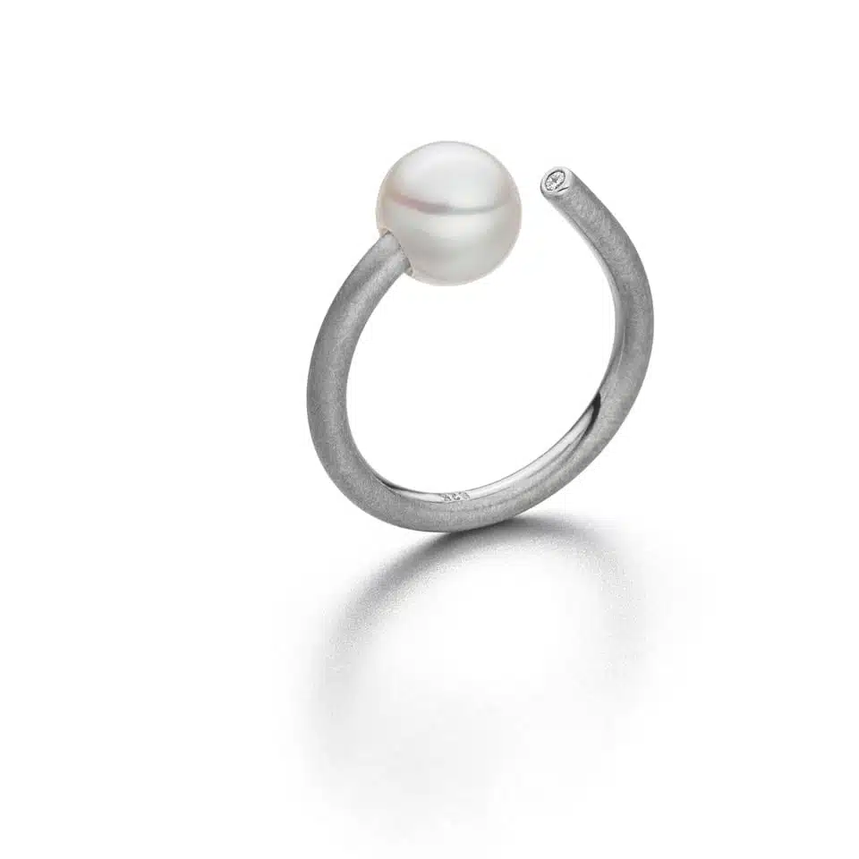 Een 925/1000 zilveren ring Eva Strepp model Star met een parel een diamant briljant geslepen 0.05 crt.