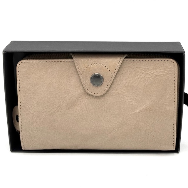 De A&U Grandma's Luxury Club Vintage Khaki Francis (modelnummer 42225-103) is een stijlvolle accessoire uit de categorie ACCESSOIRES, specifiek ontworpen als portemonnee en kaarthouder. Draag deze luxe portemonnee eenvoudig in je hand of tas voor een verfijnde uitstraling bij elke gelegenheid. Perfect voor dagelijks gebruik of speciale gelegenheden.

Afmetingen:
Hoogte 9.5cm x breed 15cm x 2.5cm


BESCHRIJVING
Tweedelige portemonnee
Scharnierend compartiment met klep en drukknoop
Verder, verdeeld compartiment met ritssluiting rondom
Vier grote zakken
Certificaat compartiment
14 kaartsleuven, waarvan één transparant
Groot ritsvak aan de binnenkant
Nog twee grote vakken
Muntzakje met rits aan de achterkant
Gestreepte voeringstof
Geïntegreerde RFID-bescherming tegen gegevensdiefstal