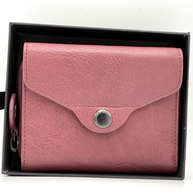 Dit product aunts & uncles. Grandma's Luxury Club Judy Tulipwood, modelnummer 42223-120, valt onder de ACCESSOIRES-categorie en is een portemonnee/creditcardhouder. Deze stijlvolle en luxe portemonnee is perfect om je kaarten en geld georganiseerd en veilig te houden. Draag het in je handtas of jaszak voor gemakkelijke toegang en een elegante uitstraling.

Afmetingen:
Hoogte Hoogte 8.5cm x breed 12cm x diep 3cm


aunts & uncles. - JUDY
Judy uit onze Grandma's Luxury Club serie is een compacte, tweedelige portemonnee voor wie de voorkeur geeft aan kleine portemonnees en toch niets wil missen. Judy is gemaakt van duurzaam gelooid premium leer en heeft een scharnierend compartiment dat sluit met een drukknoop op de klep. Het heeft ook nog een compartiment met een ritssluiting rondom en een praktisch, smal steekvak aan de achterkant. Zoals alle centrales uit de serie is Judy uitgerust met speciale RFID-bescherming tegen gegevensdiefstal.

BESCHRIJVING
Tweedelige portemonnee
Scharnierend compartiment met klep en drukknoop
Nog een groot compartiment met ritssluiting rondom
Verdeeld muntvak
Zeven kaartsleuven
Twee steekvakken
Certificaat compartiment
Smal steekvak aan de achterkant
Gestreepte voeringstof
Geïntegreerde RFID-bescherming tegen gegevensdiefstal

