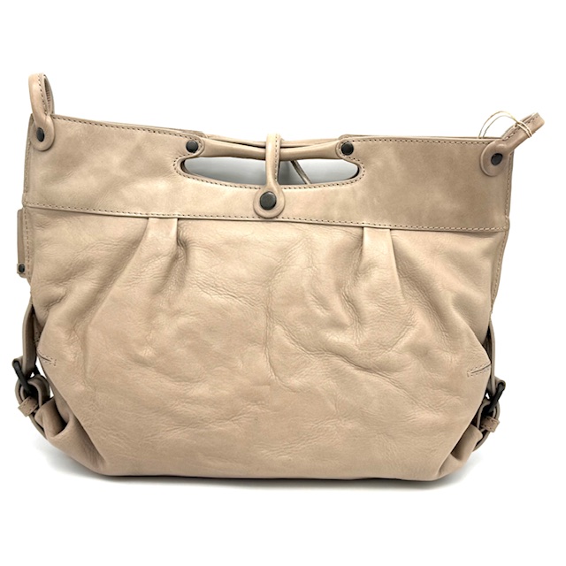 De A&U Grandma's Luxury Club Mrs. Muffin Vintage Khaki (modelnummer 40301-103) is een stijlvolle schoudertas in de categorie "Tassen" en type "Crossbody Bags". Draag deze tas gekruist over je lichaam voor een trendy en praktische look. Perfect voor dagelijks gebruik en speciale gelegenheden. Voeg een vleugje vintage klasse toe aan je outfit met deze elegante tas.

Afmetingen:
Hoogte 23cm x breed 35cm x diep 12cm


MEVR. MUFFIN
Mrs. Muffin, dat is de liefde voor de grote tas, want de charmante handtas met het gestreepte interieur en de typische, gekreukte look is een onmisbaar onderdeel van de a&u-collectie en inspireert seizoen na seizoen met praktische organisatie en aandacht voor detail. Dit houdt onder andere in dat het volume van Mrs. Muffin naar behoefte kan worden verhoogd of verlaagd. Dankzij de variabele schouderriem kan de good one niet alleen als schoudertas worden gedragen, maar ook als schoudertas.

BESCHRIJVING
2in1: Schoudertas / schoudertas
Hoofdvak met ritssluiting en extra drukknoopflap
Klein ritsvak aan de binnenkant
Uitneembare extra zak
Compartiment voor mobiele telefoon
Compartiment voor kaarten
Twee pennenlussen

Afneembare, in lengte verstelbare en gevoerde schouderriem
Afneembaar deel van de riem voor kort dragen
Zakvolume variabel door middel van zijriemen
Gestreepte voeringstof


Kleur: cashmere
Leeggewicht: 0.960 kg