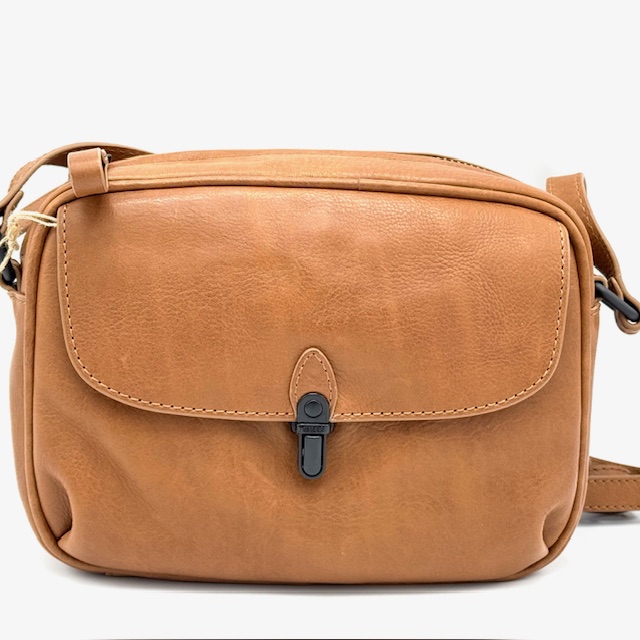 Product A&U Grandma's Luxury Club Jacy Rose, modelnummer 40278-1, is een stijlvolle en functionele accessoire uit de categorie tassen. Perfect voor dagelijks gebruik, past moeiteloos in elke tas of zak. Draag het als uw stijlvolle metgezel voor georganiseerde bankpassen en contant geld. Voeg een vleugje elegantie toe aan elke outfit.

Afmetingen:
Hoogte 10.5cm x breed 21cm x diep 15cm