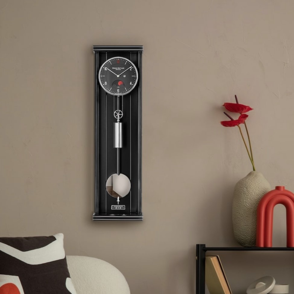 DE MET DE HAND GESCHILDERDE BLOEDMAAN PRESENTEERT ZICH INDRUKWEKKEND OP DE WIJZERPLAAT VAN DE OPUS PM 70 III
De bloedmaan is een fascinerend natuurverschijnsel dat verklaard kan worden met de eenvoudige natuurkunde van lichtverstrooiing. Er worden veel mystieke krachten aan toegeschreven, maar de kleur ervan is slechts het resultaat van de interactie tussen zonlicht en de atmosfeer van de aarde. In plaats van dat de bloedmaan symbool staat voor onheil of magische krachten, herinnert de maan ons eraan hoe mooi en complex de natuurverschijnselen in ons heelal kunnen zijn.
De tweedelige, zwart geanodiseerde wijzerplaat van de Opus PM 70 III verdient speciale aandacht. Het cijfer op 12 uur is net als de bloedmaan rood van kleur. Door de opening bij de “6” zijn de maanstanden af ​​te lezen op een met de hand beschilderde schijf. Op elk heel uur klinkt een aangename, zachte toon, de zogenaamde passeerslag.
De klok wordt gemaakt in een gelimiteerde oplage van slecht 99 stuks. Wij hebben ingetekend voor 3 stuks, de levering wordt verwacht in de loop van dit jaar.