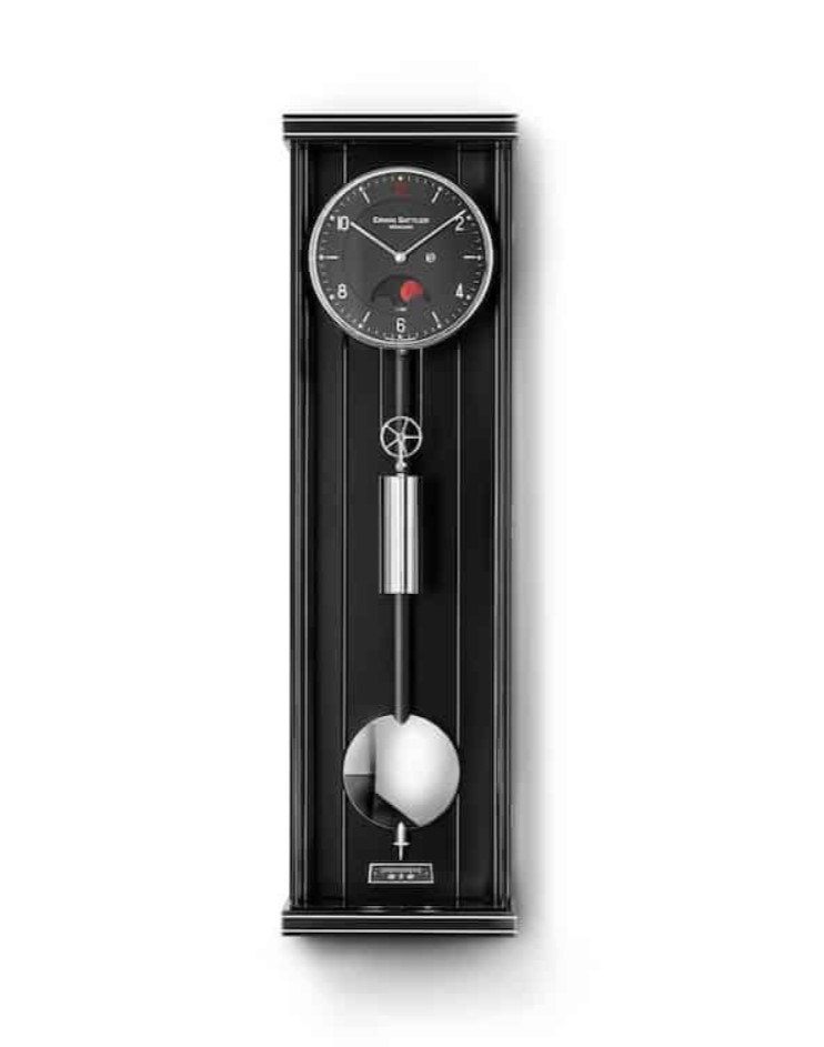 DE MET DE HAND GESCHILDERDE BLOEDMAAN PRESENTEERT ZICH INDRUKWEKKEND OP DE WIJZERPLAAT VAN DE OPUS PM 70 III
De bloedmaan is een fascinerend natuurverschijnsel dat verklaard kan worden met de eenvoudige natuurkunde van lichtverstrooiing. Er worden veel mystieke krachten aan toegeschreven, maar de kleur ervan is slechts het resultaat van de interactie tussen zonlicht en de atmosfeer van de aarde. In plaats van dat de bloedmaan symbool staat voor onheil of magische krachten, herinnert de maan ons eraan hoe mooi en complex de natuurverschijnselen in ons heelal kunnen zijn.
De tweedelige, zwart geanodiseerde wijzerplaat van de Opus PM 70 III verdient speciale aandacht. Het cijfer op 12 uur is net als de bloedmaan rood van kleur. Door de opening bij de “6” zijn de maanstanden af ​​te lezen op een met de hand beschilderde schijf. Op elk heel uur klinkt een aangename, zachte toon, de zogenaamde passeerslag.
De klok wordt gemaakt in een gelimiteerde oplage van slecht 99 stuks. Wij hebben ingetekend voor 3 stuks, de levering wordt verwacht in de loop van dit jaar.