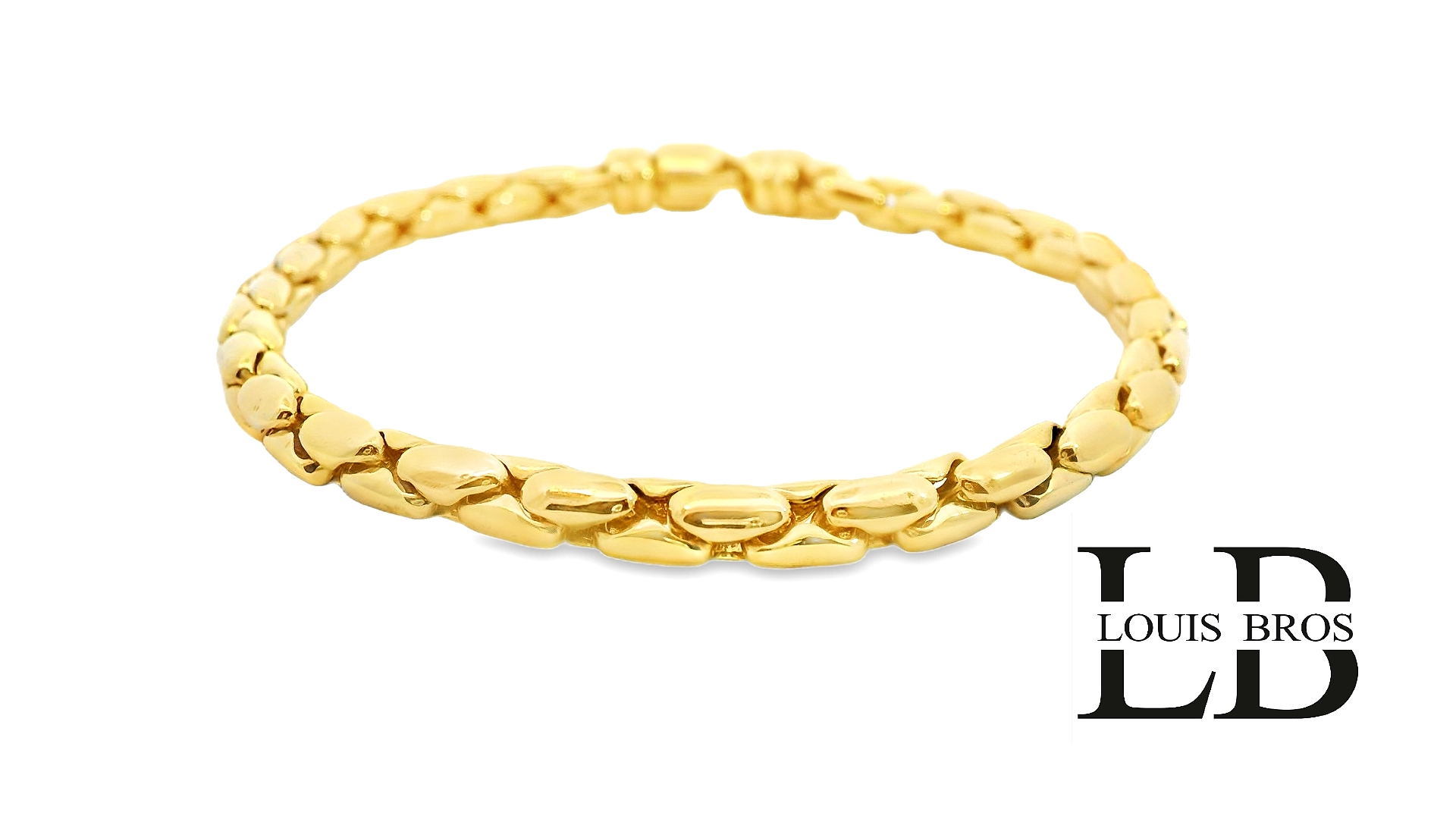 Deze elegante 14 karaat geelgouden armband (18.74 gr) straalt luxe en verfijning uit. Het unieke schakeldesign combineert een robuuste uitstraling met een subtiele glans, waardoor het sieraad perfect is voor zowel dagelijks gebruik als speciale gelegenheden.
De stevige sluiting zorgt voor een veilige en comfortabele pasvorm, terwijl de hoogglans afwerking de warme tint van het geelgoud extra benadrukt. Een stijlvol accessoire dat moeiteloos tijdloze klasse en modern vakmanschap verenigt.