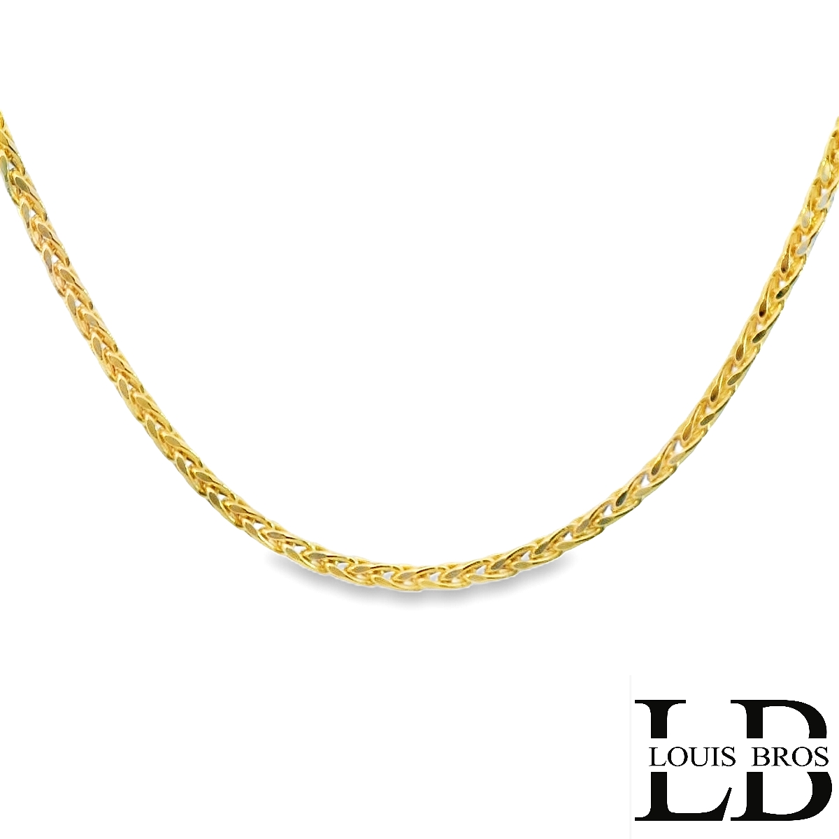 Dit prachtige 14 karaat geelgouden collier(4.78 gr) straalt luxe en verfijning uit. Het collier bestaat uit een klassiek en tijdloos schakeldesign, wat zorgt voor een elegante uitstraling en een comfortabele pasvorm. De warme gloed van het geelgoud wordt versterkt door de hoogglans afwerking, waardoor het sieraad een echte blikvanger is.
Dit collier is perfect om solo te dragen voor een subtiele, chique look, maar kan ook gecombineerd worden met een hanger voor een persoonlijke touch. Een stijlvol en veelzijdig sieraad voor iedere gelegenheid.
Verkrijgbaar vanaf 40 cm!