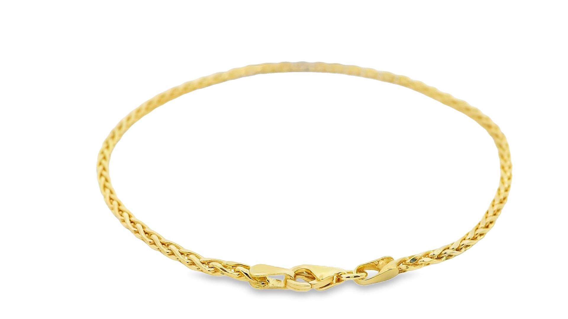 Deze 14 karaat geelgouden armband (2.27 gr) is een elegant en verfijnd sieraad dat moeiteloos elke look compleet maakt. Het subtiele en tijdloze design geeft de armband een sierlijke uitstraling, perfect voor dagelijks gebruik of een speciale gelegenheid.
De fijne schakels zorgen voor een lichte en comfortabele pasvorm, terwijl de warme gloed van het geelgoud een luxueuze touch toevoegt. Draag deze armband alleen voor een minimalistische look of combineer met andere sieraden voor een trendy stijl.