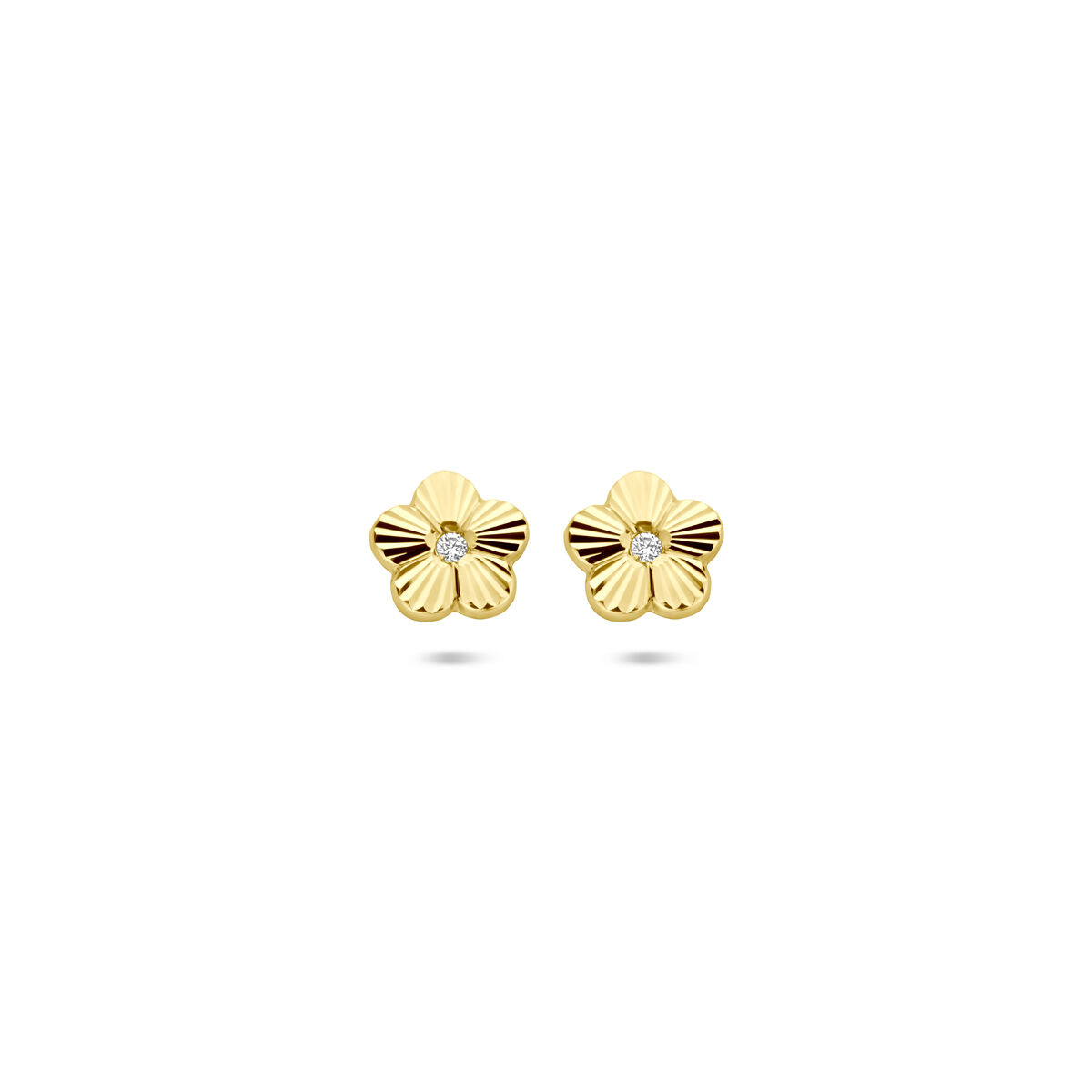 14k Geelgouden oorknoppen uitgevoerd in de vorm van een bloem met zirkonia. De oorknoppen hebben een afmeting van 6x6.5mm