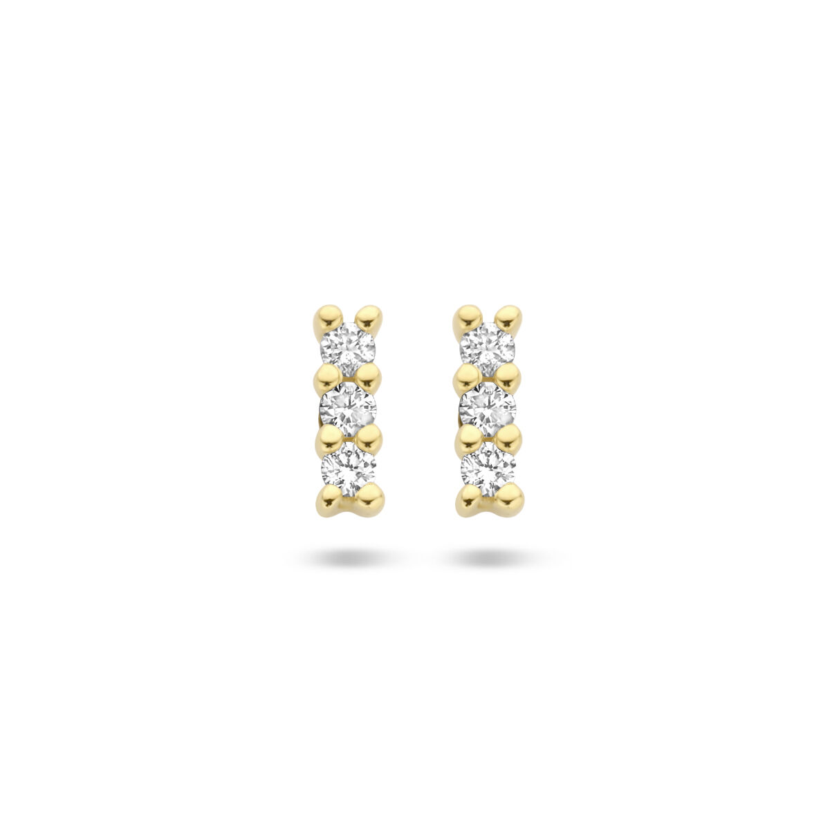 14k Geelgouden oorknoppen uitgevoerd met schitterende diamant. De oorknoppen hebben een afmeting van 4.5x1.5mm.
