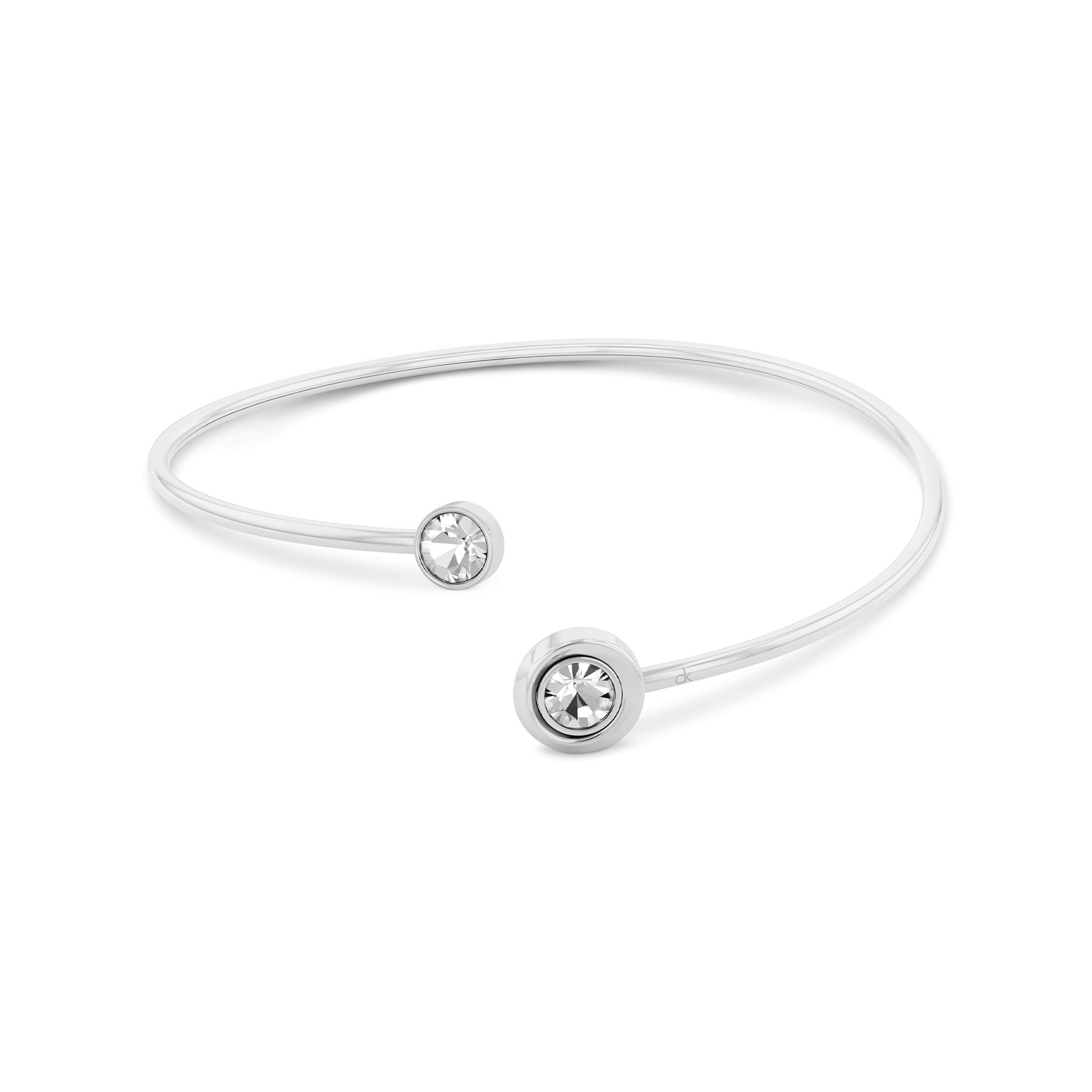 Calvin Klein CJ35000773 Dames Bangle Staal
Deze stalen dames bangle van Calvin Klein met nr CJ35000773 heeft een sprankelende look. De zilverkleurige stalen armband heeft 2 fijne zetkastje met daarin een kristal, een iets groter dan de ander. Deze shined op je pols. De armband is geschikt voor een pols van ongeveer 17,5cm. Leuk te combineren met andere sieraden uit de serie van Calvin Klein.

OVER CALVIN KLEIN
Calvin Klein is een wereldwijd lifestylemerk dat gewaagde, vooruitstrevende idealen en een verleidelijke, vaak minimalistische, esthetiek nastreeft. Calvin Klein werd groot in de jaren 70 door haar mode- en merkjeans collecties. In de jaren 80 lanceerde Calvin Klein haar spraakmakende ondergoed dat uitdrukkelijk van logo ’s voorzien was. Vanwege het grote succes is het merk ook succesvol uitgerold in Accessoires, Parfums, Home, Brillen, Golf, Horloges en Sieraden.
Sinds de oprichting in 1968 door Calvin Klein, heeft het merk haar reputatie opgebouwd als leider in de Amerikaanse mode, dankzij een cleane esthetiek en innovatieve ontwerpen. Calvin Klein wil haar publiek verleiden en inspireren door middel van provocerende beelden en opvallende ontwerpen die prikkelen. 

SPECIFICATIES:
- Stalen dames bangle
- 17,5cm
- Zilverkleurig
- Glimmend
- Kristal