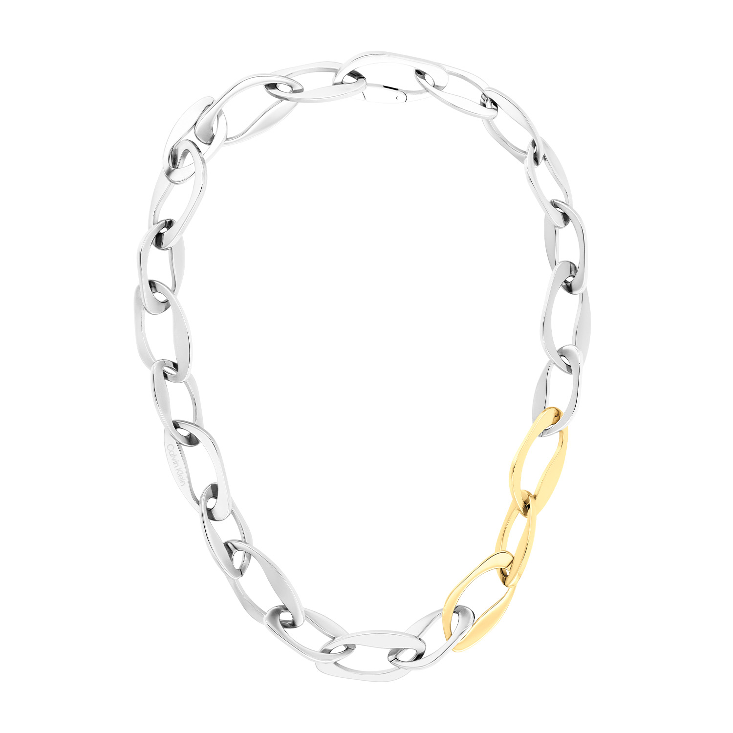 Calvin Klein CJ35000802 Dames Ketting Staal Bico 48cm
Deze stalen dames ketting van Calvin Klein met nr CJ35000802 heeft een stoer uiterlijk. De stalen zilverkleurige schakelketting toont grof door zijn in elkaar gedraaide sculpturale schakels waarven er 3 goudkleurig zijn. De ketting heeft een totale lengte van 48cm maar is op meerdere lengtes korter te dragen door het haakslot dat in meerdere schakels past. Leuk te combineren met andere sieraden uit de serie van Calvin Klein.

OVER CALVIN KLEIN
Calvin Klein is een wereldwijd lifestylemerk dat gewaagde, vooruitstrevende idealen en een verleidelijke, vaak minimalistische, esthetiek nastreeft. Calvin Klein werd groot in de jaren 70 door haar mode- en merkjeans collecties. In de jaren 80 lanceerde Calvin Klein haar spraakmakende ondergoed dat uitdrukkelijk van logo &rsquo;s voorzien was. Vanwege het grote succes is het merk ook succesvol uitgerold in Accessoires, Parfums, Home, Brillen, Golf, Horloges en Sieraden.
Sinds de oprichting in 1968 door Calvin Klein, heeft het merk haar reputatie opgebouwd als leider in de Amerikaanse mode, dankzij een cleane esthetiek en innovatieve ontwerpen. Calvin Klein wil haar publiek verleiden en inspireren door middel van provocerende beelden en opvallende ontwerpen die prikkelen. 

SPECIFICATIES:
- Stalen dames ketting Bico
- 48cm
- Zilverkleurig en deel goudkleurig
- Glimmend