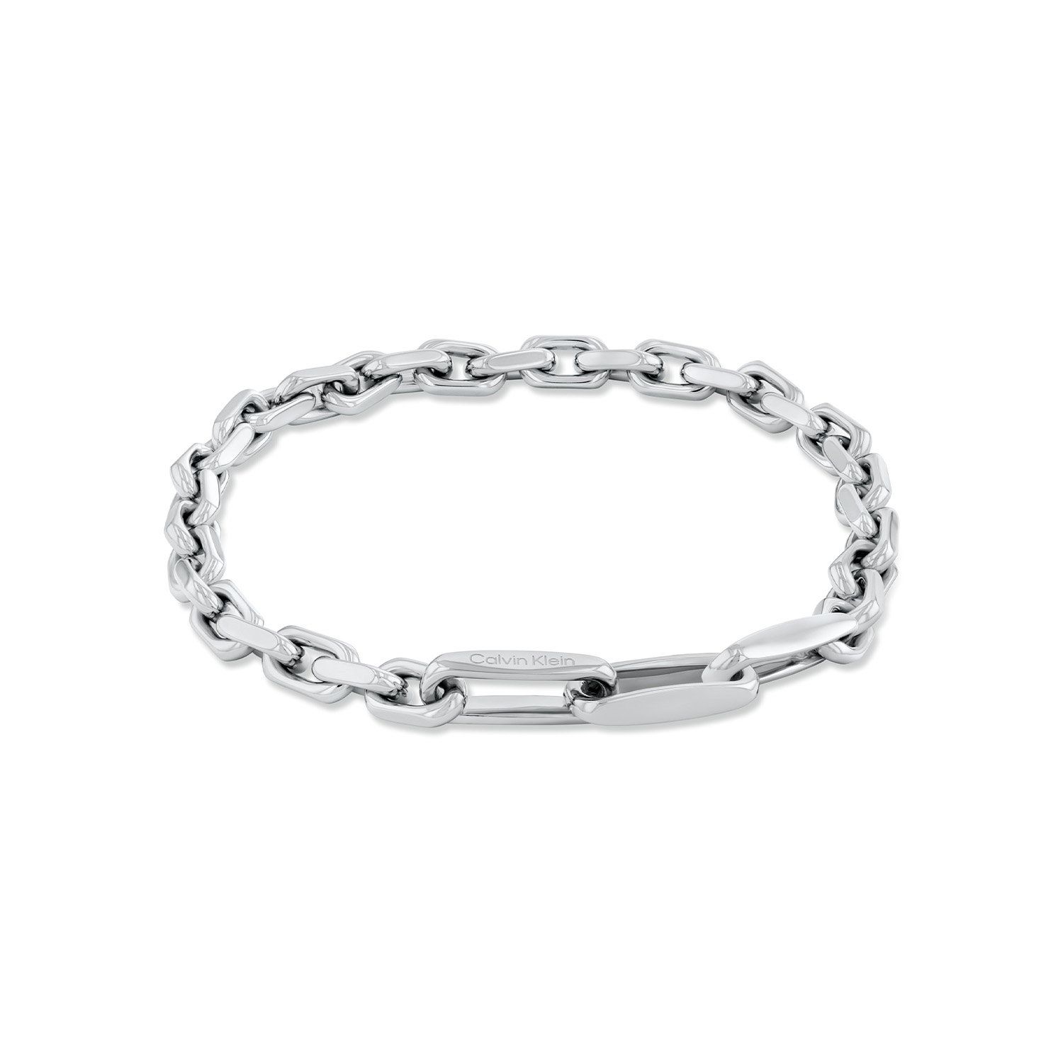 Calvin Klein CJ35100050 Heren Armband Staal Aspire
Deze stalen heren armband van Calvin Klein met nr CJ35100050 heeft een stoere look. De stalen armband heeft een grove ankerschakel en is verstelbaar tot een totale lengte van 19,5cm. Leuk te combineren met andere sieraden uit de serie van Calvin Klein.

OVER CALVIN KLEIN
Calvin Klein is een wereldwijd lifestylemerk dat gewaagde, vooruitstrevende idealen en een verleidelijke, vaak minimalistische, esthetiek nastreeft. Calvin Klein werd groot in de jaren 70 door haar mode- en merkjeans collecties. In de jaren 80 lanceerde Calvin Klein haar spraakmakende ondergoed dat uitdrukkelijk van logo ’s voorzien was. Vanwege het grote succes is het merk ook succesvol uitgerold in Accessoires, Parfums, Home, Brillen, Golf, Horloges en Sieraden.
Sinds de oprichting in 1968 door Calvin Klein, heeft het merk haar reputatie opgebouwd als leider in de Amerikaanse mode, dankzij een cleane esthetiek en innovatieve ontwerpen. Calvin Klein wil haar publiek verleiden en inspireren door middel van provocerende beelden en opvallende ontwerpen die prikkelen. 

SPECIFICATIES:
- Stalen heren armband
- 19,5cm
- Zilverkleurig
- Stoer