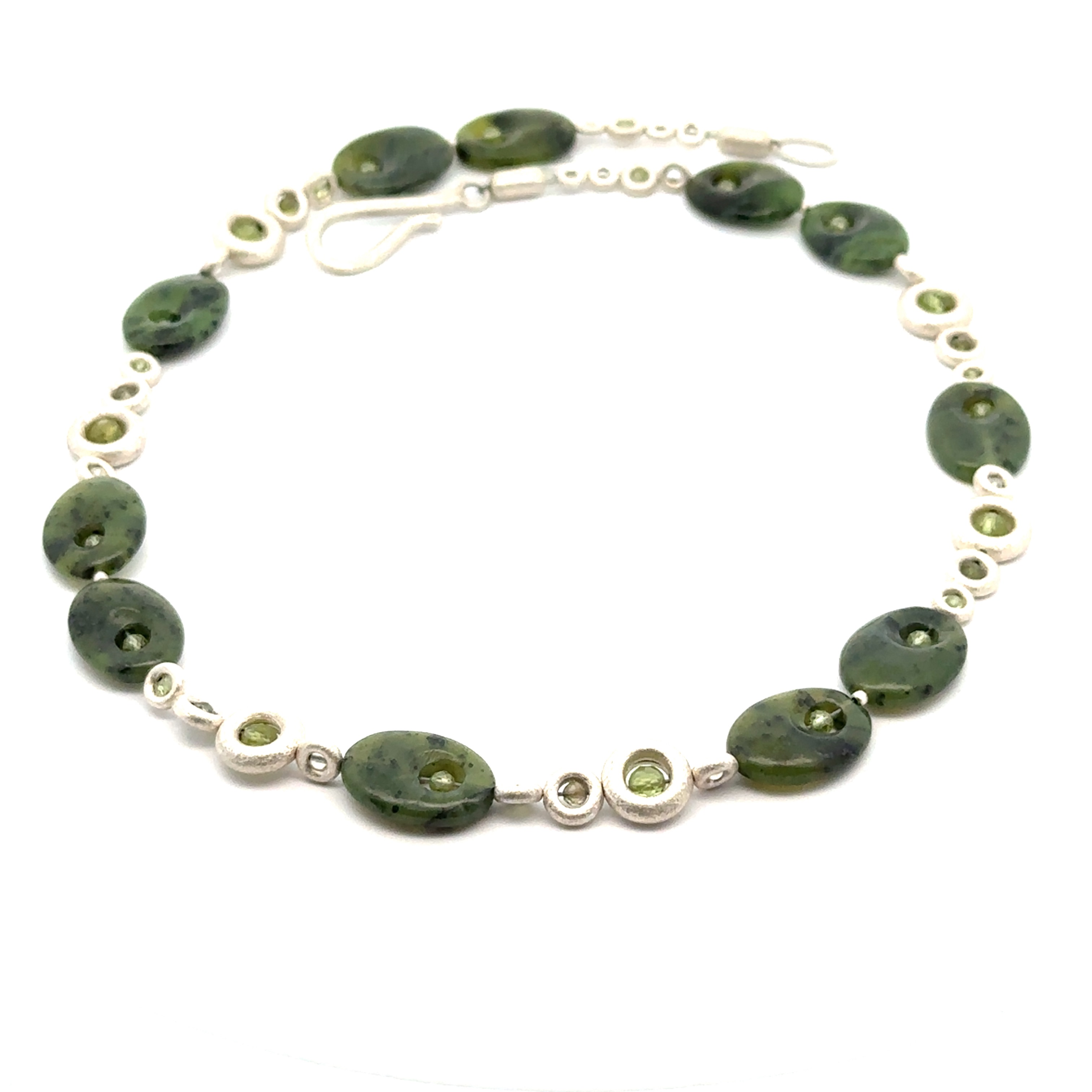 Die Steinkette aus Silber 925 mit Modellnummer 19033 ist eine elegante Halskette mit einem Jade-Anhänger. Ideal für jedes Outfit, besonders bei formellen Anlässen, stilvoll mit einem schlichten Kleid kombinieren. Perfekte Geschenkidee für Schmuckliebhaber. Diese zeitlose Kette verleiht jedem Look einen natürlichen und edlen Touch. Tragen Sie sie für Eleganz und Raffinesse.