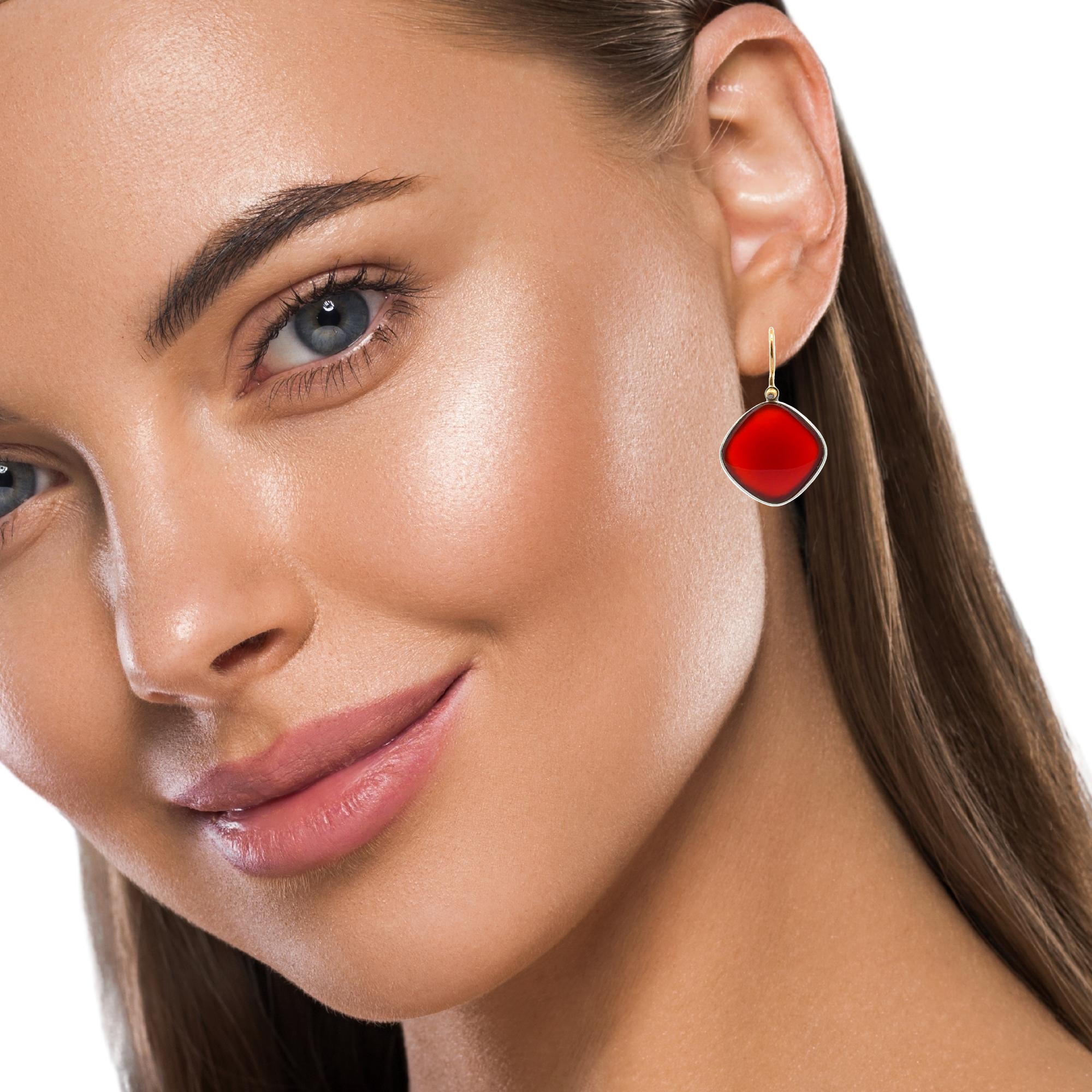 Der Einhänger für Ohrschmuck aus Silber 925 rhodiniert mit Karneol ist ein Einhänger für Ohrbügel oder Ohrstecker mit EInhängehäkchen. Der glanzvolle Karneol und das edle Silber verleihen jedem Outfit Eleganz. Ideal zum Tragen an speziellen Anlässen oder um alltäglichen Looks einen Hauch von Raffinesse zu verleihen.