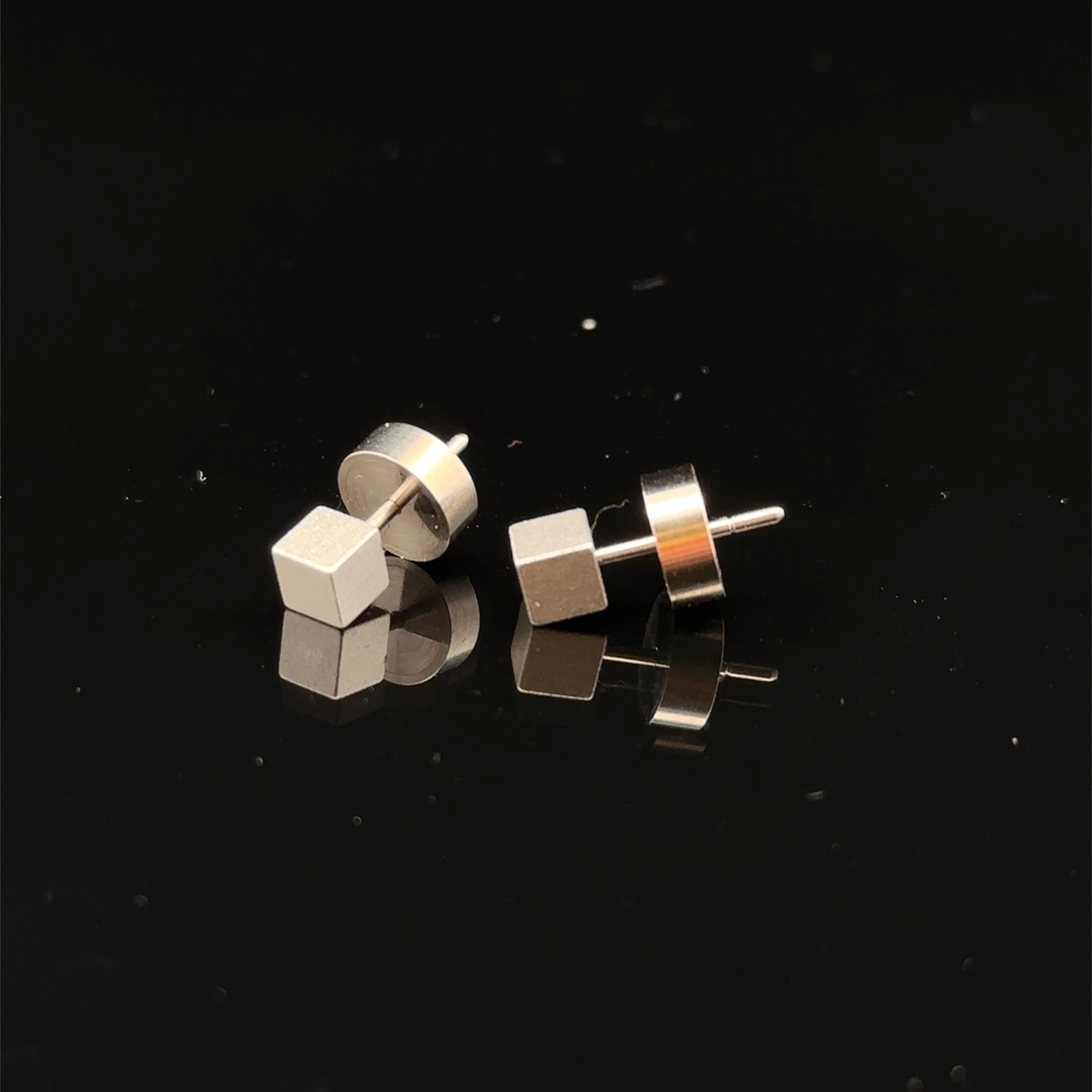 Die Ohrstecker aus eloxiertem Aluminium in verschiedenen Farben und Formen erhältlich. Sie sind leicht und angenehm zu tragen und verleihen jedem Outfit eine elegante Note. .