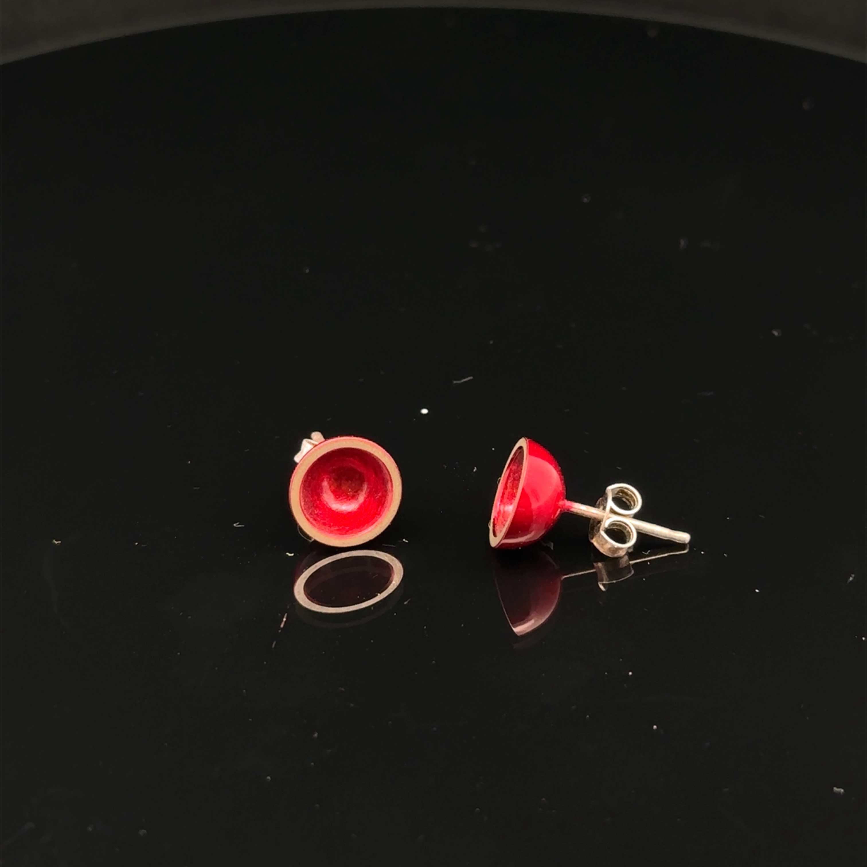 Die Ohrstecker aus eloxiertem Aluminium im dunklen Rot sind zeitlos elegant. Sie sind leicht und angenehm zu tragen und verleihen jedem Outfit eine besondere Note. .