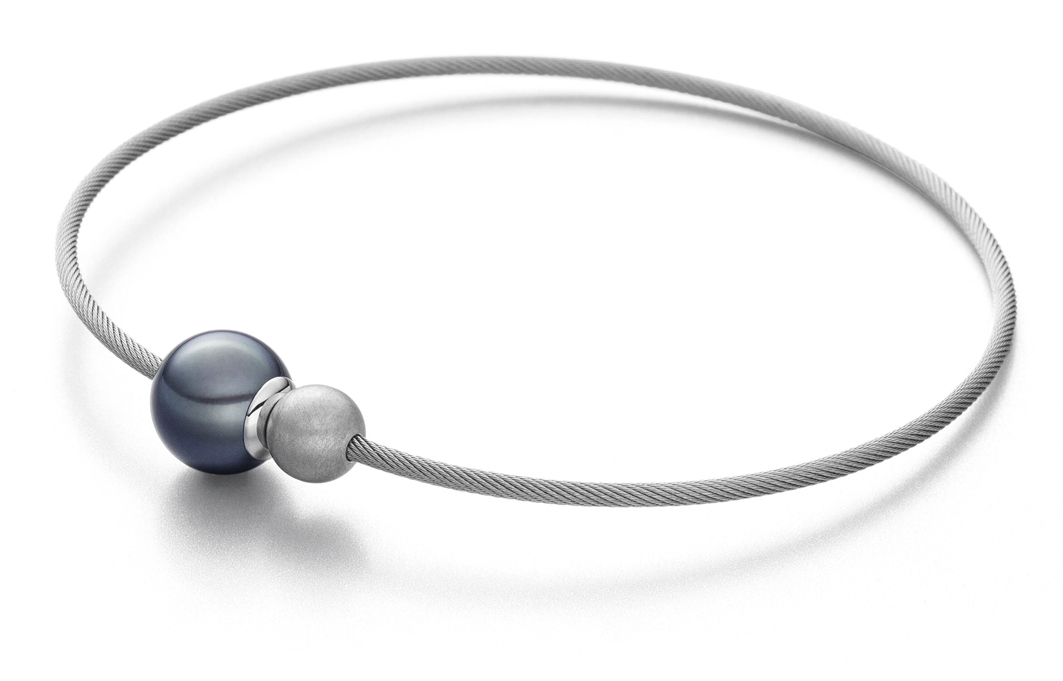 Een stalen armband Eva Strepp model Two met tahiti parel en stalen kogel.