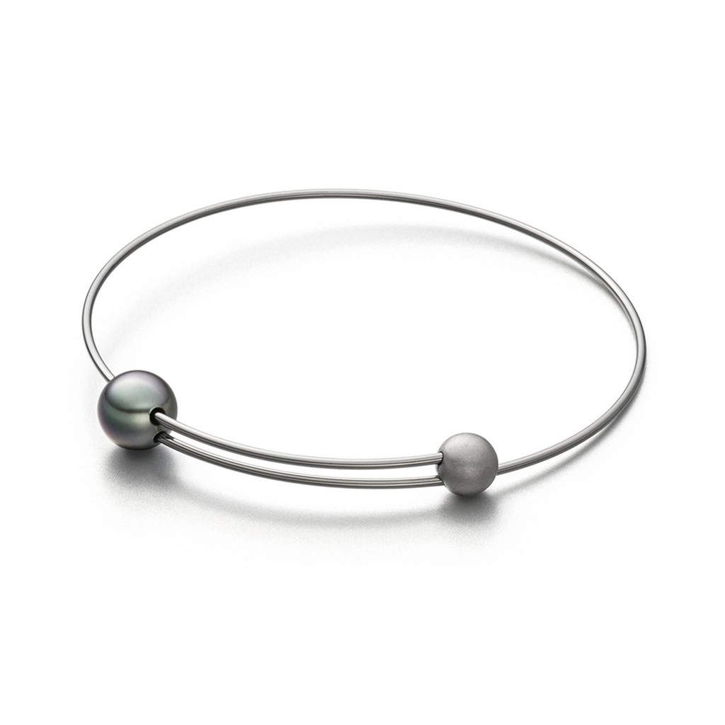 Een stalen armband Eva Strepp model Twin met 1 Tahiti parel en stalen kogel.