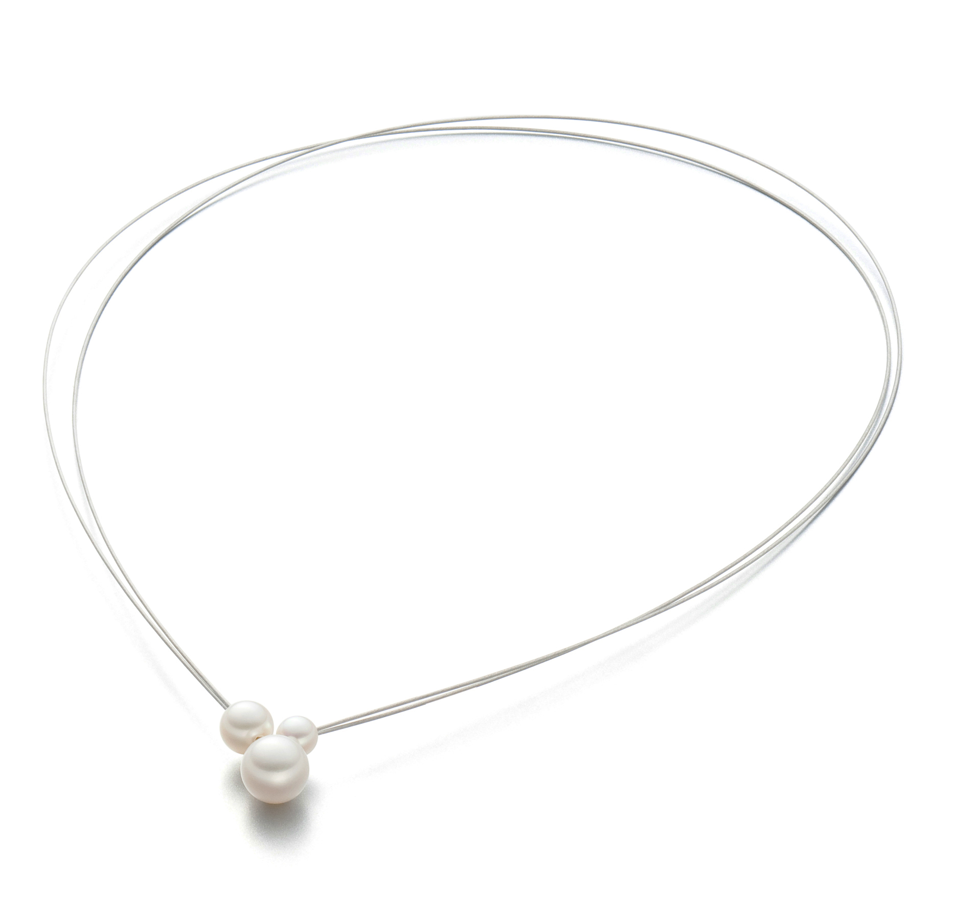 Een stalen collier Eva Strepp model Big met 3 zoetwater parels.
