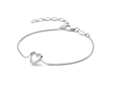 Onze Classic Heart armband van verantwoord sterling zilver met hart is een echte blikvanger. Het modieuze design en de tijdloze elegantie maken ze tot een veelzijdig accessoire dat bij elke outfit past.

De armband is met de grootste zorg en aandacht voor detail gemaakt en maakt indruk met zijn uiterst fijne kwaliteit. Elk afzonderlijk element is met de grootste precisie verwerkt om een duurzaam en aantrekkelijk sieraad te creëren.

Het oppervlak van onze sieraden is hoogwaardig gerhodineerd, rosé- of geelgoud.

Onze Classic Heart armband van verantwoord sterling zilver met hart is een echte blikvanger. Het modieuze design en de tijdloze elegantie maken ze tot een veelzijdig accessoire dat bij elke outfit past.

De armband is met de grootste zorg en aandacht voor detail gemaakt en maakt indruk met zijn uiterst fijne kwaliteit. Elk afzonderlijk element is met de grootste precisie verwerkt om een duurzaam en aantrekkelijk sieraad te creëren.

Het oppervlak van onze sieraden is hoogwaardig gerhodineerd, rosé- of geelgoud.
