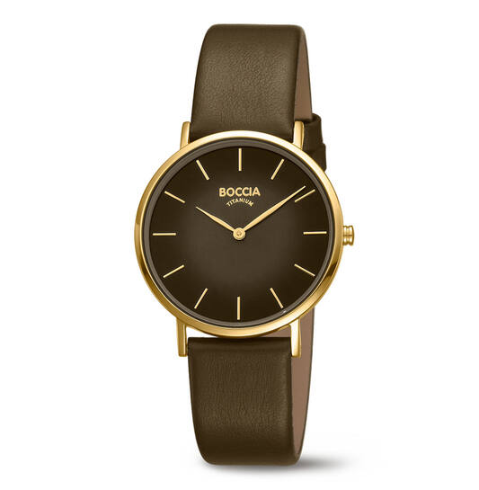 Het Boccia dameshorloge 3273-13 is een modeaccessoire uit de modelserie Titanium 36mm 3ATM. Een perfecte keuze als u op zoek bent naar een horloge met een modieuze look.

Het horloge heeft een gouden kast, gemaakt van titanium, die er dankzij het gepolijste oppervlak uitziet als een echte blikvanger.

De ronde kast is 36 mm breed en 6 mm hoog en zal, afhankelijk van de individuele smaak, bijna elke pols sieren. De lunette, die vastzit, onderscheidt zich discreet van de kast. De achterkant van de kast van het horloge is een titanium bodem, geperst, wat het laatste punt zet voor een coherent ontwerp.

Het mineraalglas, gehard, biedt uitgebreide bescherming tegen onbedoelde krassen en beschadigingen. Daaronder is de wijzerplaat van uw nieuwe droomhorloge bruin.

Het hart van dit horloge is een quartz uurwerk (met batterij) dat, zoals gebruikelijk voor Boccia horloges, nauwkeurige tijdwaarneming garandeert en de volgende functies biedt: uur, minuut.