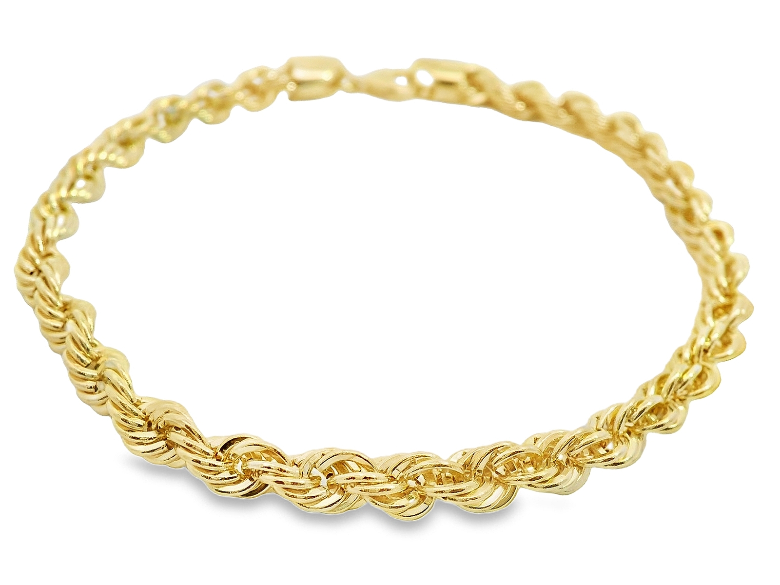 Deze stijlvolle unisex koordarmband is vervaardigd uit 14 karaat geelgoud (4.30 gr) en combineert tijdloze elegantie met een subtiele, verfijnde uitstraling. Het gedetailleerde koordontwerp geeft de armband een speelse, maar toch luxe look, waardoor hij zowel door mannen als vrouwen gedragen kan worden.
Dankzij de 14 karaat goudlegering is de armband niet alleen prachtig glanzend, maar ook duurzaam en slijtvast. De flexibele structuur zorgt voor een comfortabele pasvorm, perfect voor dagelijks gebruik of als een chique toevoeging aan een feestelijke outfit.