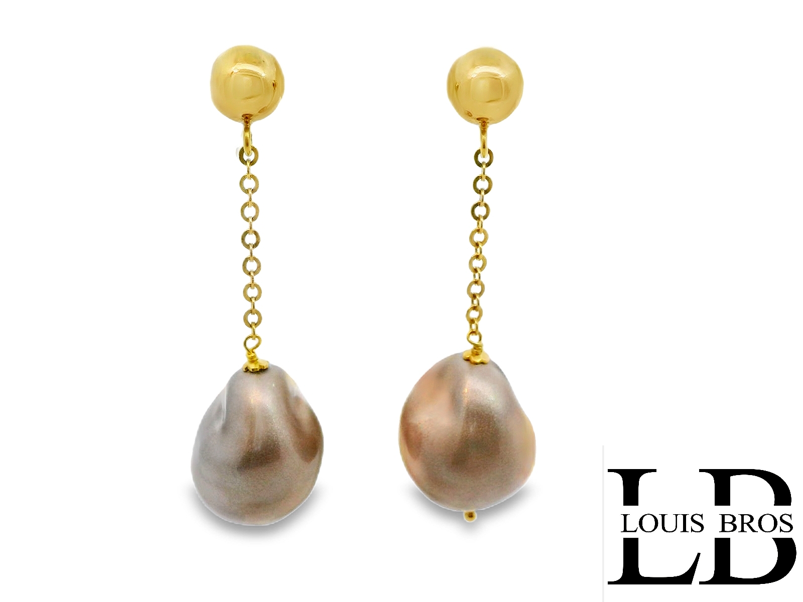 Deze prachtige oorhangers zijn vervaardigd uit 18 karaat geelgoud (6.99 gr) en stralen pure luxe en verfijning uit. Het ontwerp bestaat uit een subtiele gouden ketting met een elegante barokparel als hanger, waardoor een sierlijke en speelse look ontstaat.
Elke barokparel heeft een unieke, organische vorm en een prachtige glans, wat bijdraagt aan de exclusiviteit van dit sieraad. De goudkleurige studs aan de bovenzijde hebben een gepolijste afwerking en zorgen voor een comfortabele en stevige pasvorm.
Deze oorhangers zijn een perfecte keuze voor wie houdt van tijdloze elegantie met een moderne twist. Ideaal voor zowel formele gelegenheden als een chique alledaagse look!