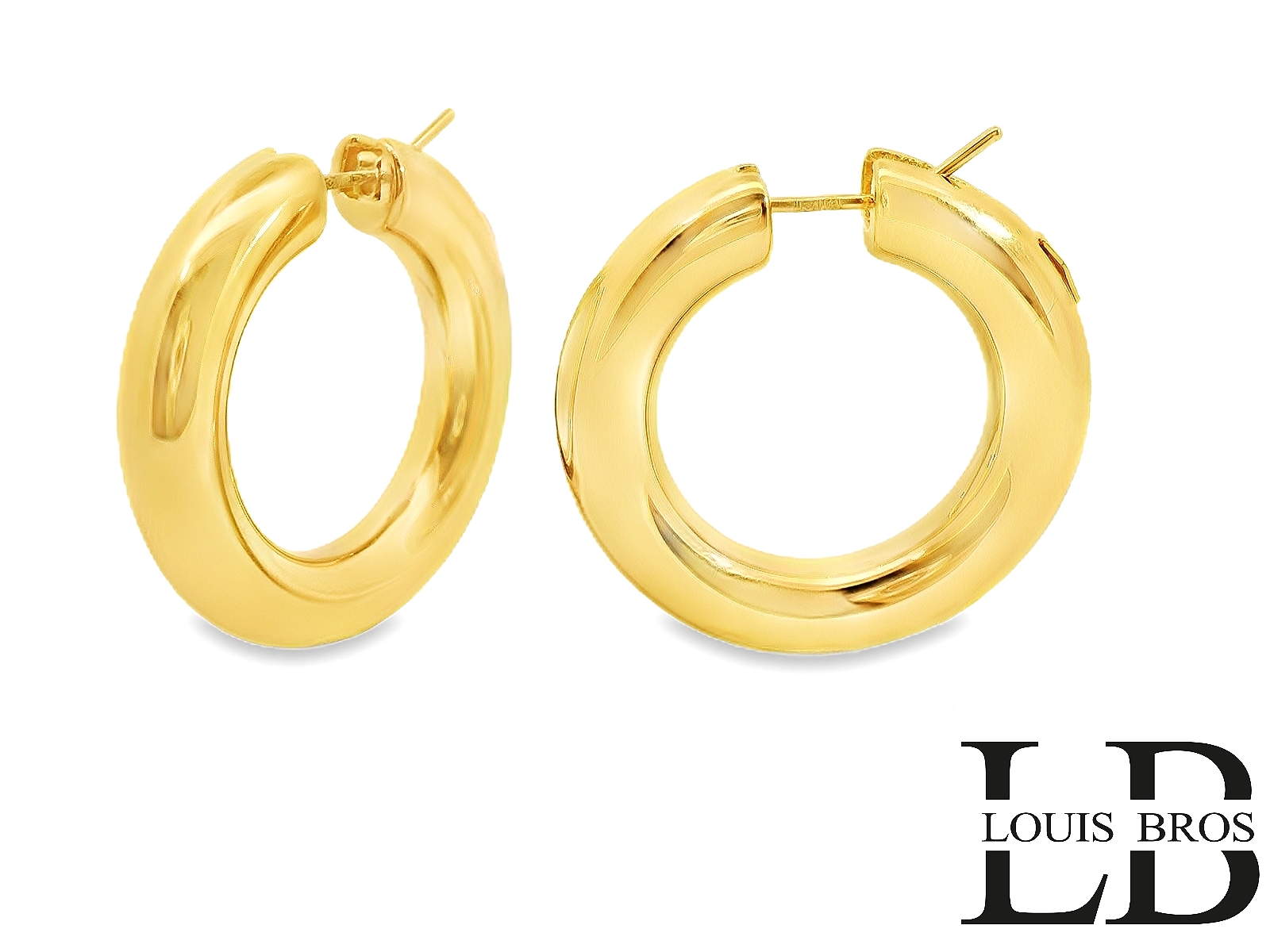 Deze prachtige oorringen zijn vervaardigd uit 18 karaat geelgoud (9.26 gr) en stralen pure elegantie uit. Met hun brede en volle design geven ze een luxe uitstraling en vormen ze een tijdloos accessoire dat moeiteloos bij elke outfit past.
De hoogglans gepolijste afwerking zorgt voor een verfijnde glans, terwijl de stevige sluiting ervoor zorgt dat de oorringen comfortabel en veilig gedragen kunnen worden. Dankzij hun klassieke en toch moderne uitstraling zijn deze oorringen perfect voor zowel dagelijks gebruik als speciale gelegenheden.
Een stijlvol en veelzijdig sieraad dat niet mag ontbreken in je collectie!