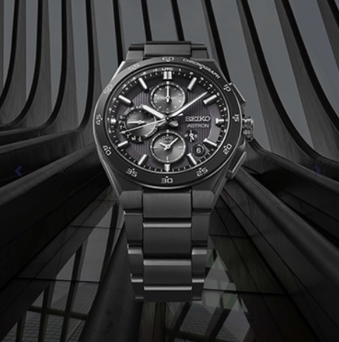 Seiko Astron model SSH155J1 met Kaliber 5X83. Hoogwaardige zwarte Titanium kast en zwarte Titanium band met vouwsluiting. GPS gestuurd Solar horloge met stopwatch functie. Energiereserve ca 6 maanden. Ontspiegeld Saffier glas. 10 ATM waterdicht.