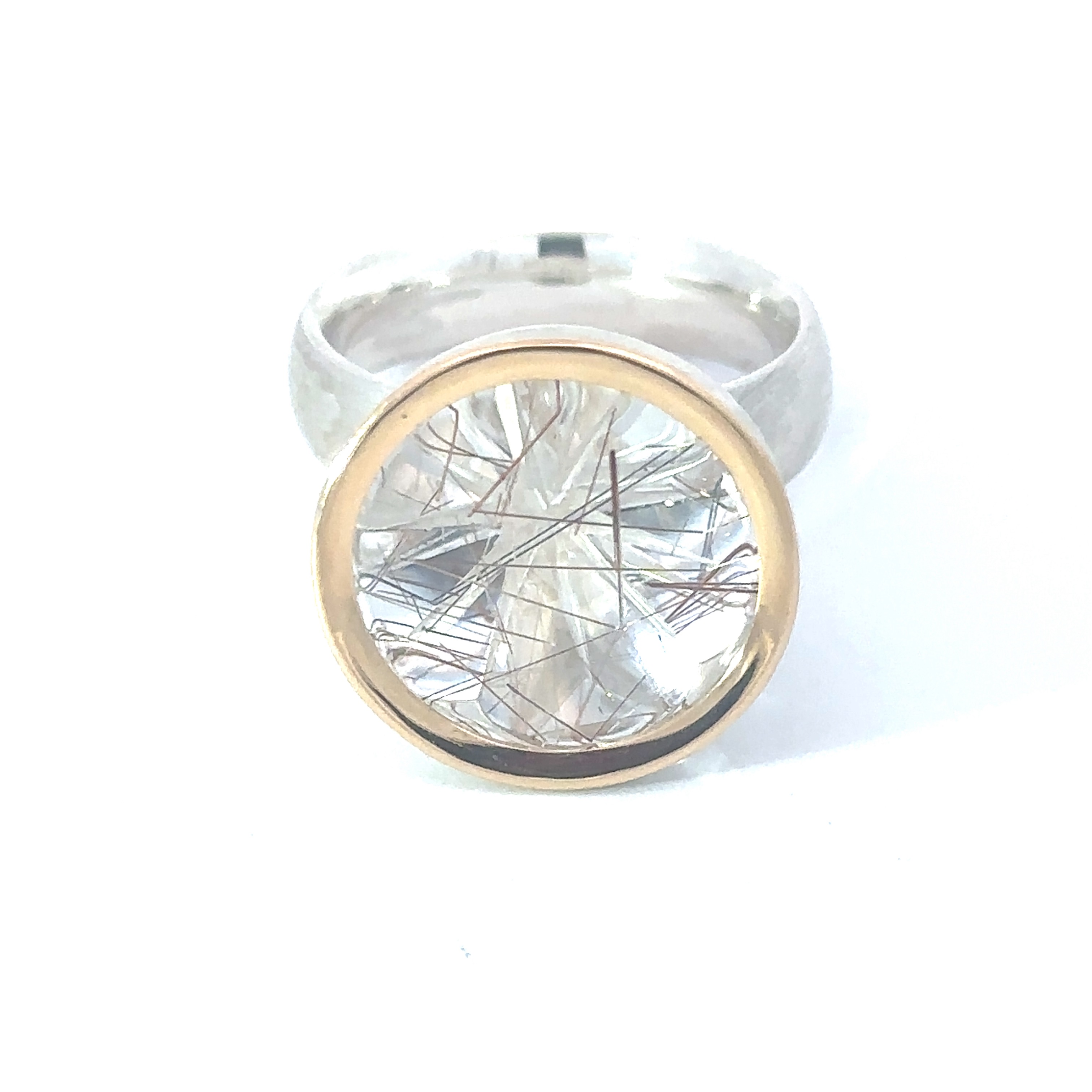 Dieser exquisite Ring kombiniert zeitlose Eleganz mit modernem Design. Der klare Stein, umgeben von einem goldenen Rahmen, zieht alle Blicke auf sich und verleiht jedem Outfit einen Hauch von Glamour.