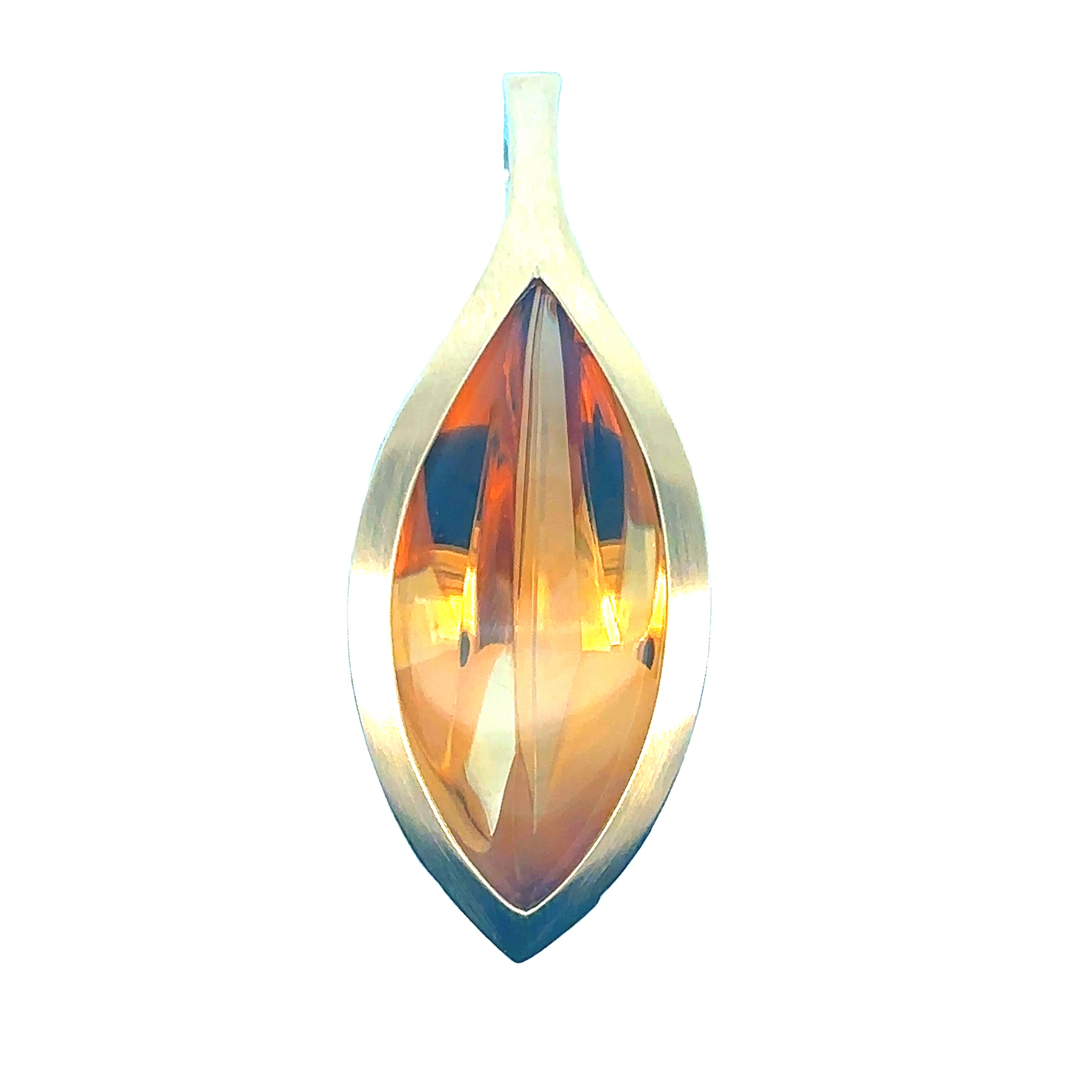 Der Citrinanhänger 15,31 ct, kombiniert 750er Gold und 925er Silber in einem einzigartigen Design. Ideal als Blickfang zu jedem Outfit, erstrahlt dieser Schmuckanhänger in warmen Gelbtönen. Tragen Sie ihn an einer feinen Kette für ein elegantes Erscheinungsbild. Perfekt für besondere Anlässe oder als tägliches Accessoire.