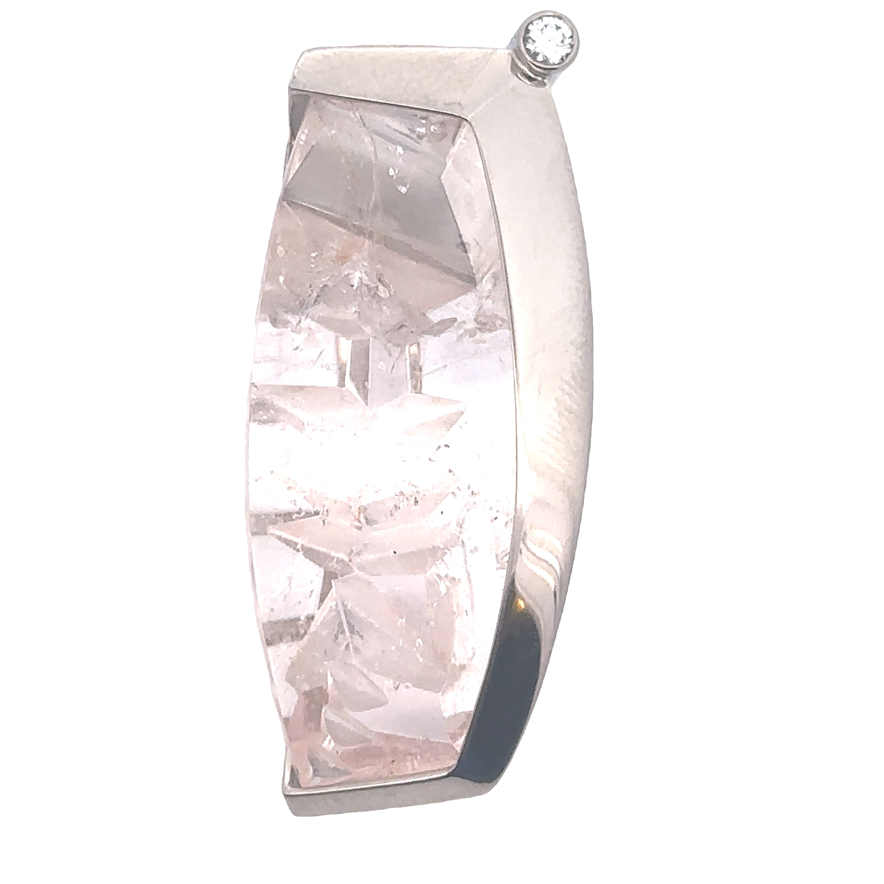 Der Morganithanhänger 32,63ct 750/000WG 0,08 tw/si besticht durch seine edlen Materialien, darunter Weißgold und funkelnde Diamanten mit 0,08 Karat. Perfekt als eleganter Blickfang am Hals, lässt er sich am besten mit einer feinen Kette in Weißgold kombinieren, um den luxuriösen Glanz zu unterstreichen. Ein ideales Schmuckstück für besondere Anlässe.