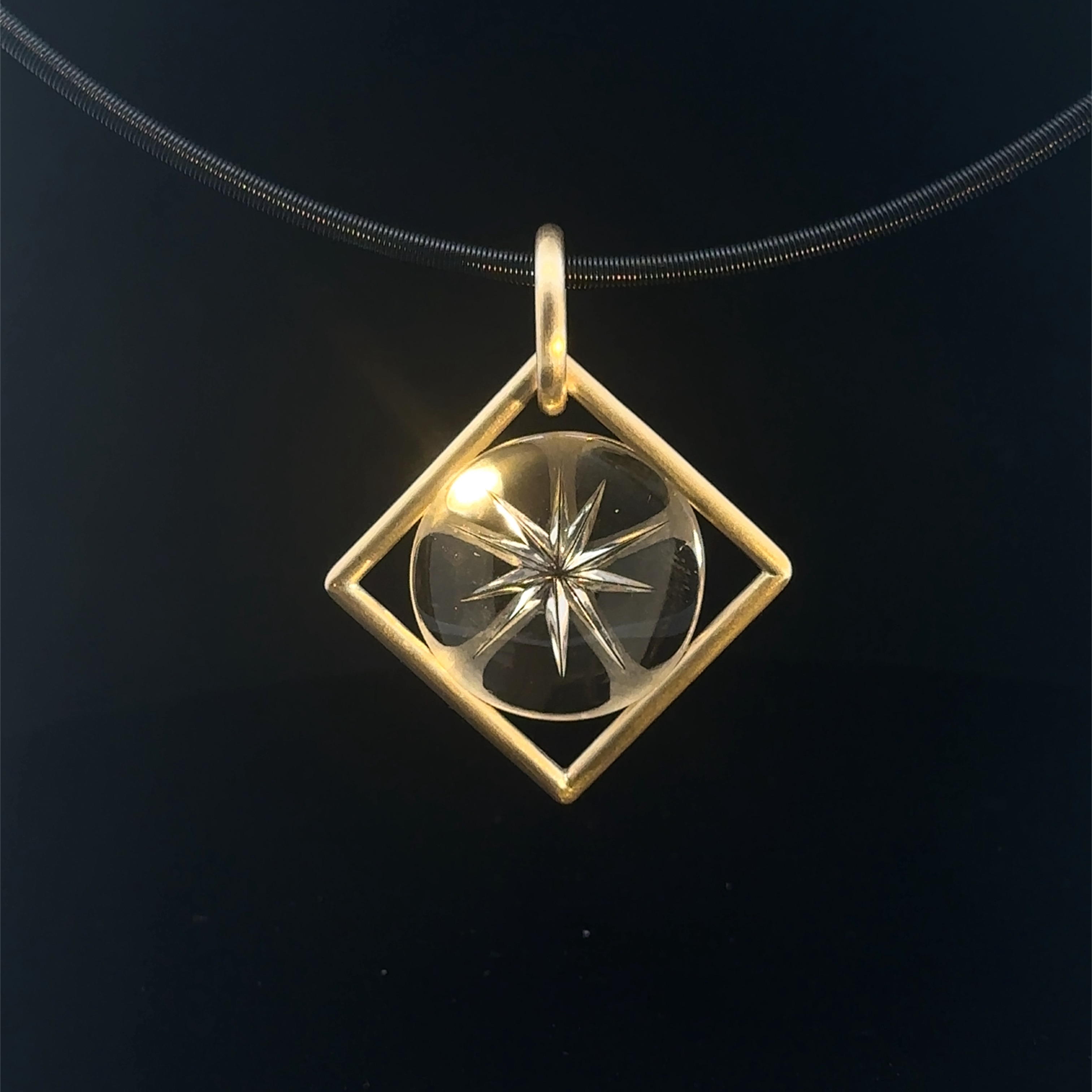Dieser edle Anhänger besteht aus einem leuchtenden Citrin-Edelstein von 25,31 Karat, gefasst in 750er Gold. Der Anhänger ist massiv gearbeitet und etwa 30mm lang (diagonale). Perfekt für elegante Anlässe, lässt er sich am besten an einer feinen Goldkette tragen.