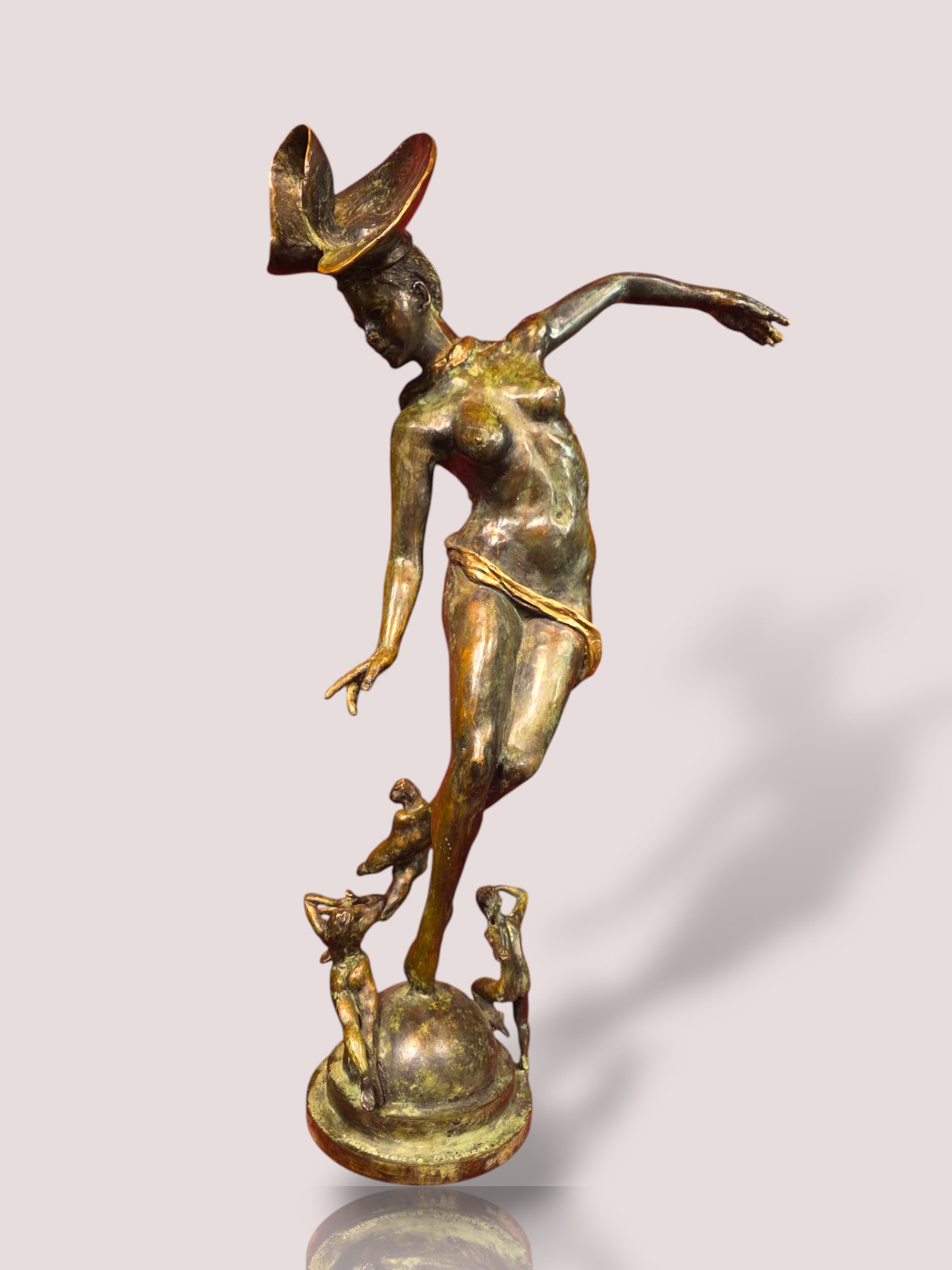 Het Bronzen sculptuur Hoedje van het kunsternaarsduo Jean en Marianne Bremers is een uniek kunstwerk en in een oplage van één enkel beeld gemaakt. De sculpture is een afbeelding van een prachtig, sierlijke danseres met, zoals de naam al verraad, een hoedje. Onderaan de benen van de danseres zijn nog eens drie kleinere, sierlijke danseressen afgebeeld. Vooral ook prachtig gemaakt is de shawl die los komt van het beeld zelf. 

Het beeld is 72 cm hoog en kan prachtig op een opvallende plek of verhoging worden geplaatst om de schoonheid ervan te benadrukken. Perfect voor kunstliefhebbers en designkenners!