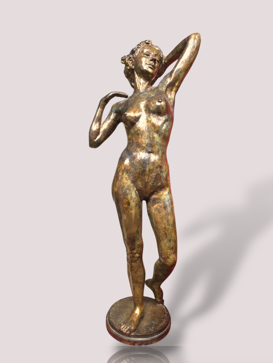 Dit prachtige bronzen sculptuur van Afrodite gemaakt door het kunsternaarsduo Jean en Marianne Bremers voegt een vleug elegantie en kunst toe aan elk interieur. Het beeld is geïnspireerd op Aphrodite, later vereenzelvigd met de Romeinse godin Venus. Zij is niet alleen de Griekse godin van de liefde, maar ook van de vrouwelijke schoonheid en vruchtbaarheid en geldt als een van de twaalf hoofdgoden. In de Griekse oudheid werd zij op diverse plaatsen onder verschillende namen vereerd. 

Dit prachtige beeld heeft een intogen kleur en is door haar formaat prachtig om als statement accessoire op een lage tafel of sokkel te plaatsen. Creëer een verfijnde sfeer door het te combineren met andere kunstwerken of door het centraal te stellen in de kamer.
