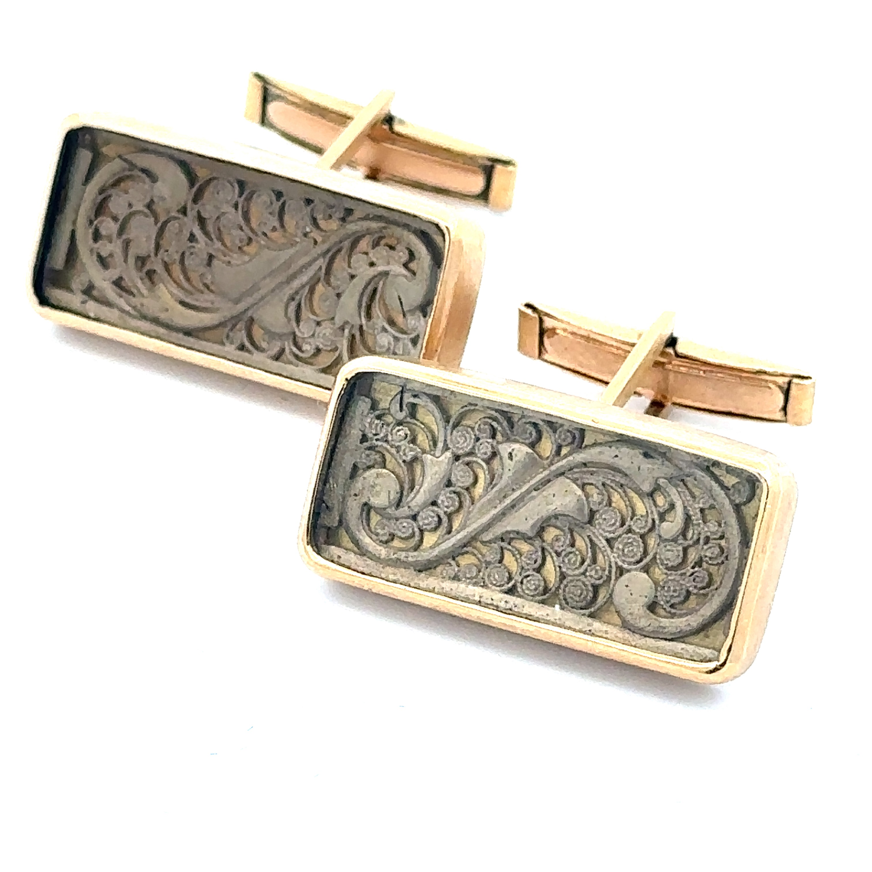 Diese Manschettenknöpfe aus Gelbgold 750 sind das perfekte Accessoire für stilbewusste Herren. Als hochwertiger Schmuck (Kategorie: JEWEL) bestechen sie durch ihr elegantes Design. Kombinieren Sie sie mit einem maßgeschneiderten Hemd und einem schicken Anzug für formelle Anlässe, um Ihren Look perfekt abzurunden.