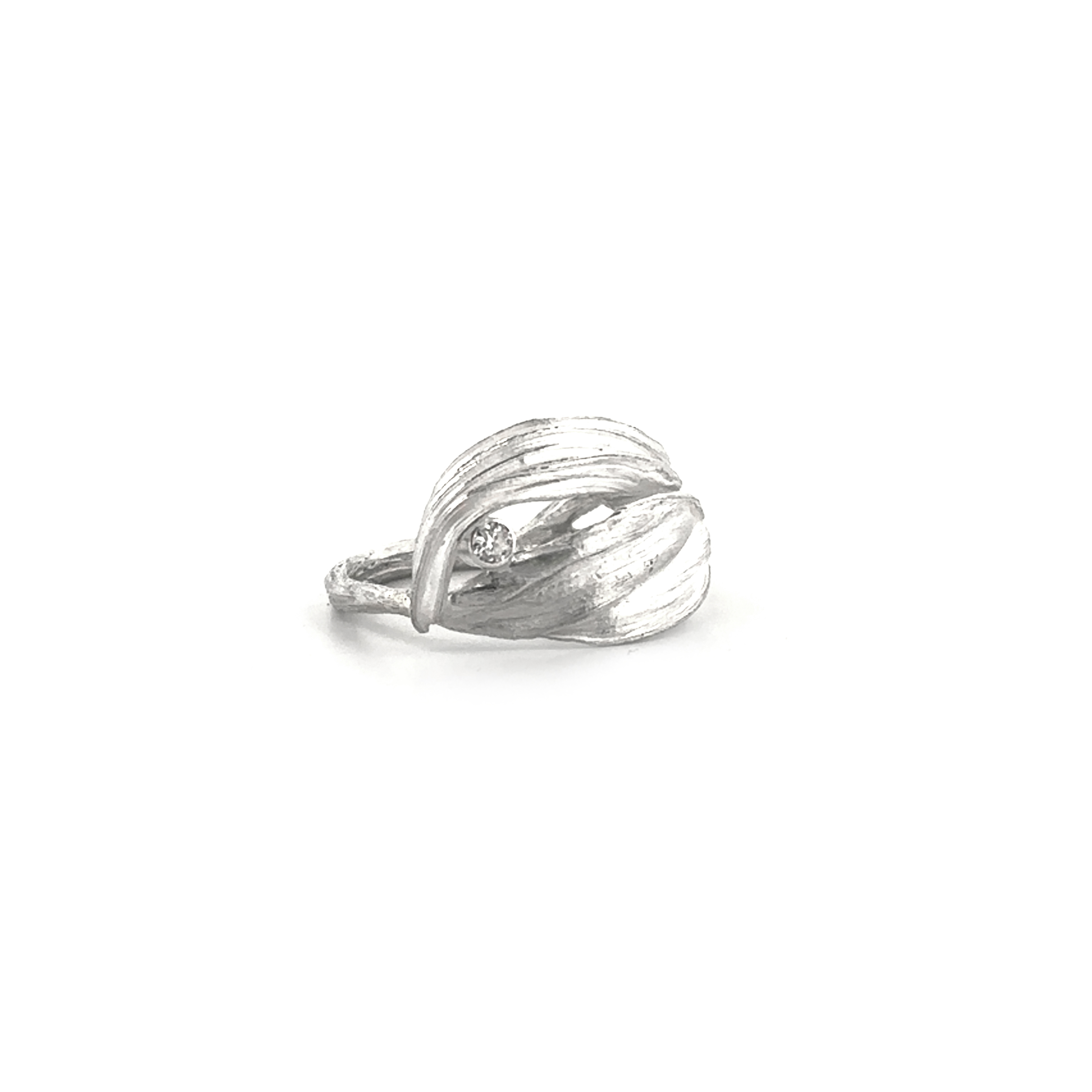 De ring Zephir is gemaakt met Mitsuro Hikime was. De luchtige, organische vorm komt van de betekenis van Zephir: zachte bries.
Een unieke ring met een bijzondere vorm!

Maak een afspraak en kom deze ring eens passen! Of bestel haar gelijk, dan sturen we deze mooi verpakt naar je toe.
