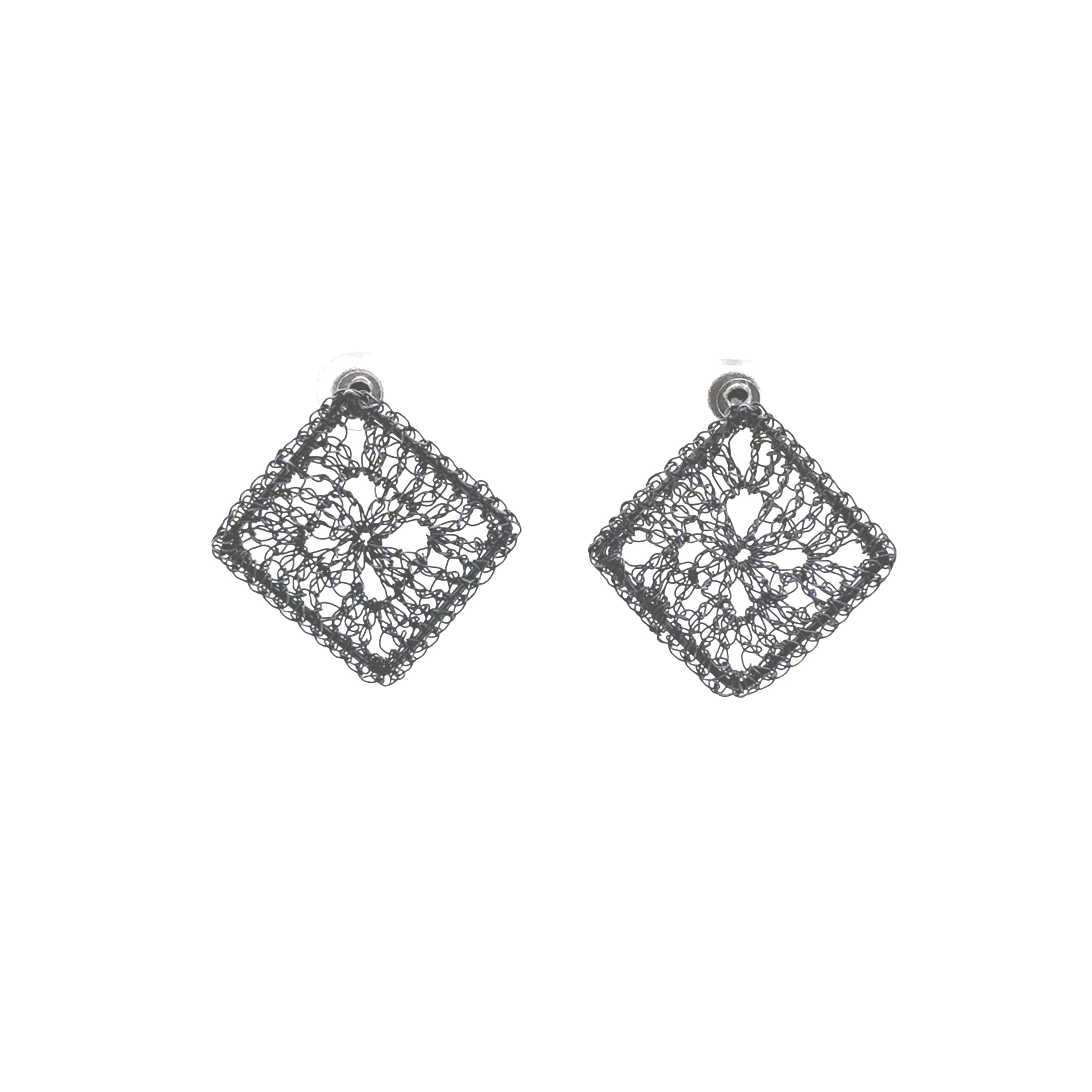 Dieser besondere quadratische Ohrschmuck in Silber, ist geschwärzt und gehäkelt. Er verbindet kunstvolles Design mit edler Ästhetik. 