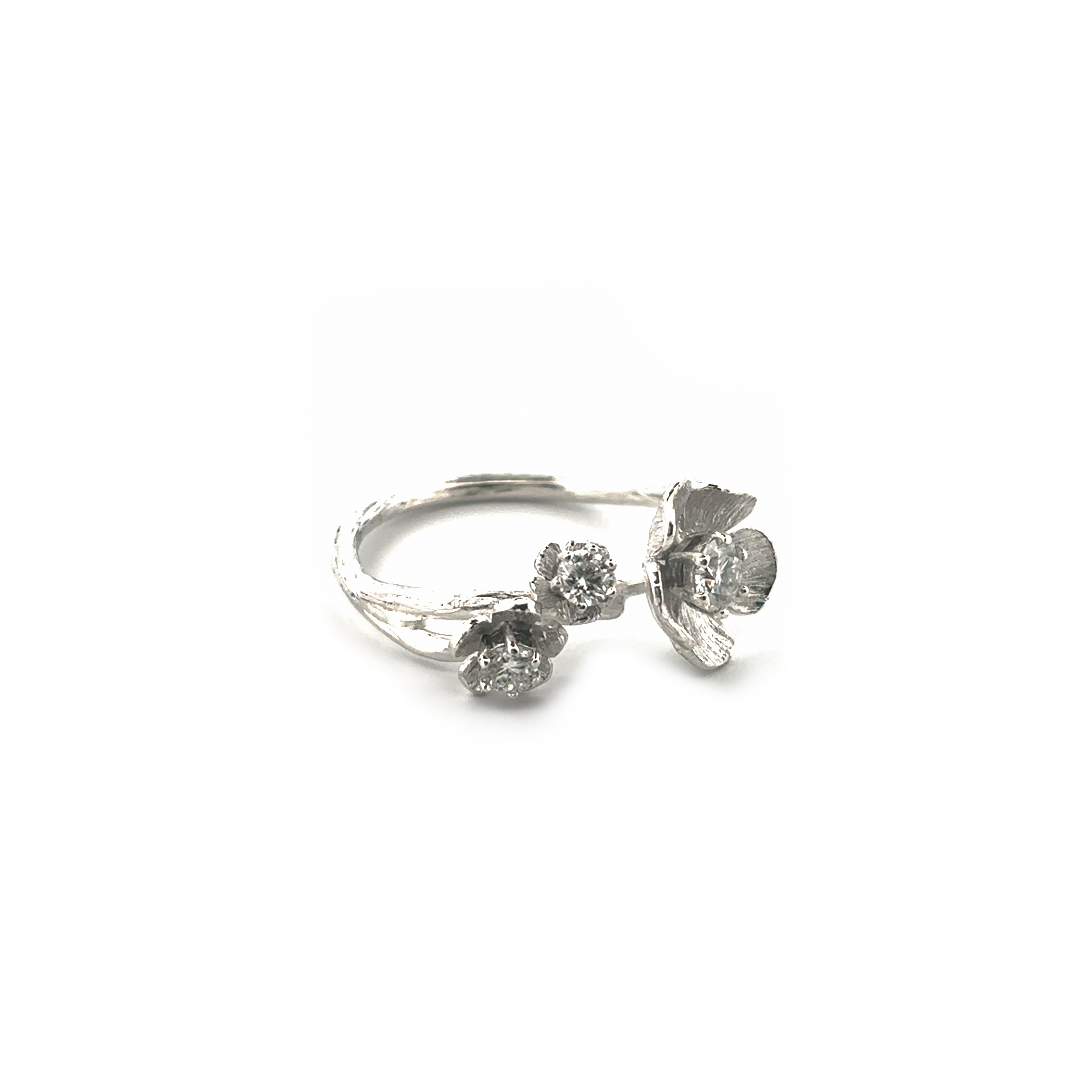 Een nieuwe variant van onze bloesem ring, nu met 3 bloemen en moissaniet edelstenen.

Geniet het hele jaar door van de prachtige ontluikende bloesem. Daar wordt je toch vrolijk van.

Maak een afspraak en kom deze ring eens passen! Of bestel haar gelijk, dan sturen we deze mooi verpakt naar je toe.