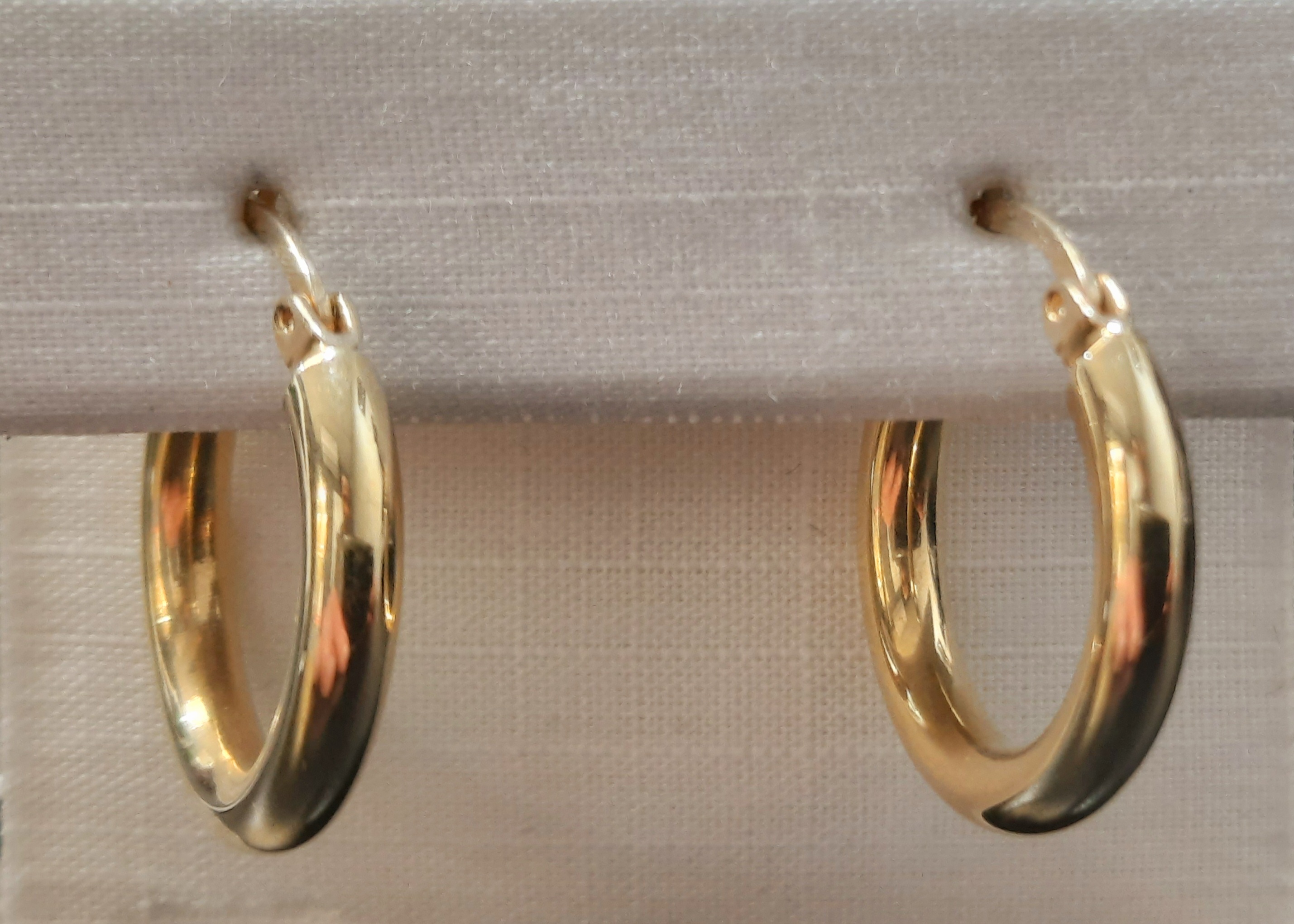 Deze gouden oorbellen van 14 karaat, modelnummer BREA-0002634, zijn van een niet nader genoemd merk en vallen in de categorie "Jewels". Deze creolen zijn goudkleurig, hebben een diameter van 13 mm en een breedte van 3 mm. Perfect om elke dag te dragen en een elegante, verfijnde uitstraling aan je look te geven.