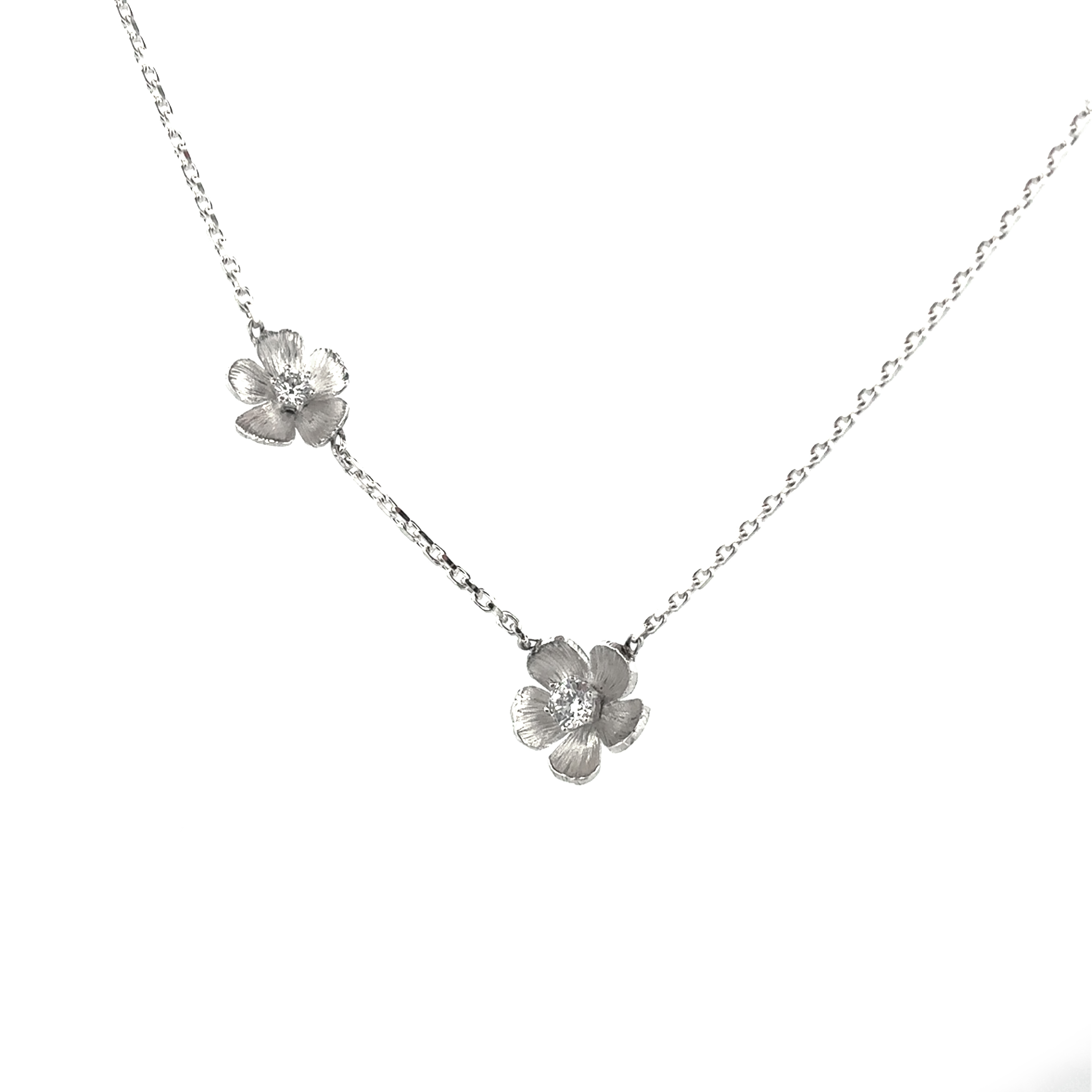 Een nieuwe variant van onze bloesem ketting. 

Geniet het hele jaar door van de prachtige ontluikende bloesem. Daar wordt je toch vrolijk van.

Maak een afspraak en kom deze ketting eens passen! Of bestel haar gelijk, dan sturen we deze mooi verpakt naar je toe.