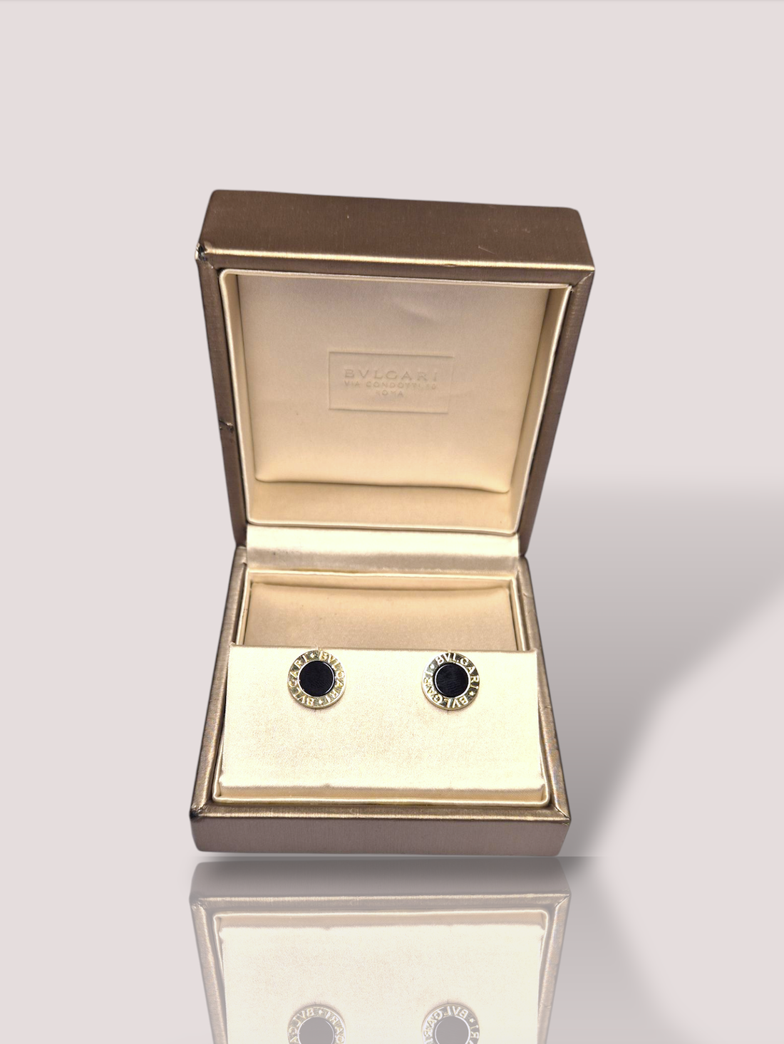 Deze Vintage Bulgari Bulgari oorstekers zijn vervaardigd uit 18k geel goud en voorzien van Onyx, waardoor ze een klassieke en luxe uitstraling hebben. Deze oorstekers zijn ideaal voor zowel dagelijks gebruik als speciale gelegenheden. Draag ze met opgestoken haar of een elegante jurk om hun schoonheid optimaal tot zijn recht te laten komen.

De oorstekers komen compleet met het bijbehorende Bulgari doosje en hebben een diameter van 1,9 cm.