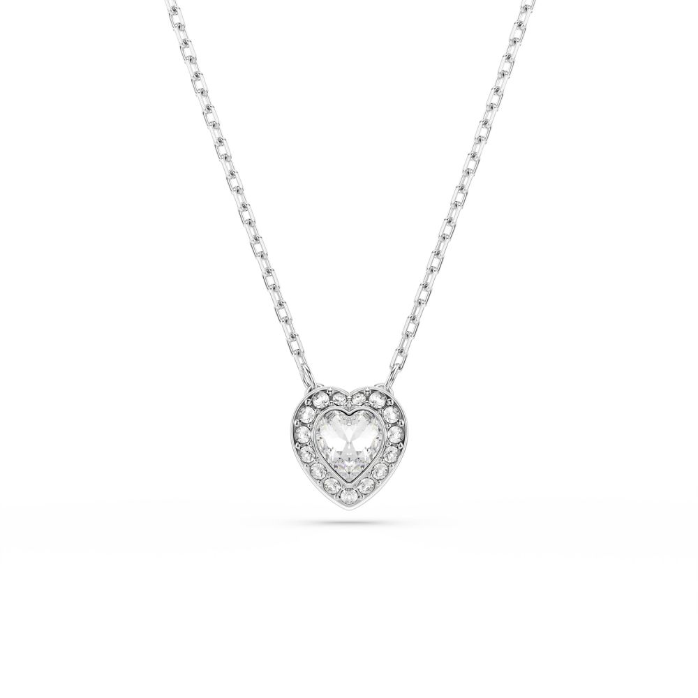 Volg uw hart en straal romantiek uit met deze schitterende Swarovski-hanger. Het ontwerp met een rodium toplaag hangt aan een verfijnde ketting en is voorzien van een hartvormig kristal, omringd door een glinsterende halo van helder pavé. Combineer de hanger met de bijpassende oorknopjes voor een stralend en liefdevol geschenk.