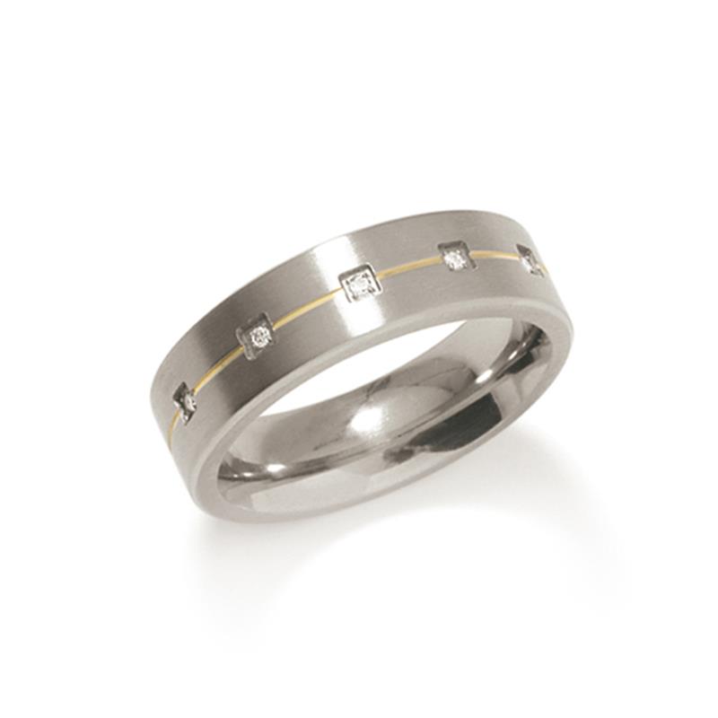 Deze gematteerde damesring van Boccia Titanium heeft een glanzend en goudkleurig accent en vijf met de hand gezette diamanten. De diamanten (0.025 ct) in dit sieraad zorgen voor een sprankelend effect. Een prachtig exemplaar dat goed te combineren is met andere sieraden. De ring is verkrijgbaar in meerdere maten, heeft een bolle binnenkant en is 6mm breed. Kortom, een elegant & stijlvol accessoire!