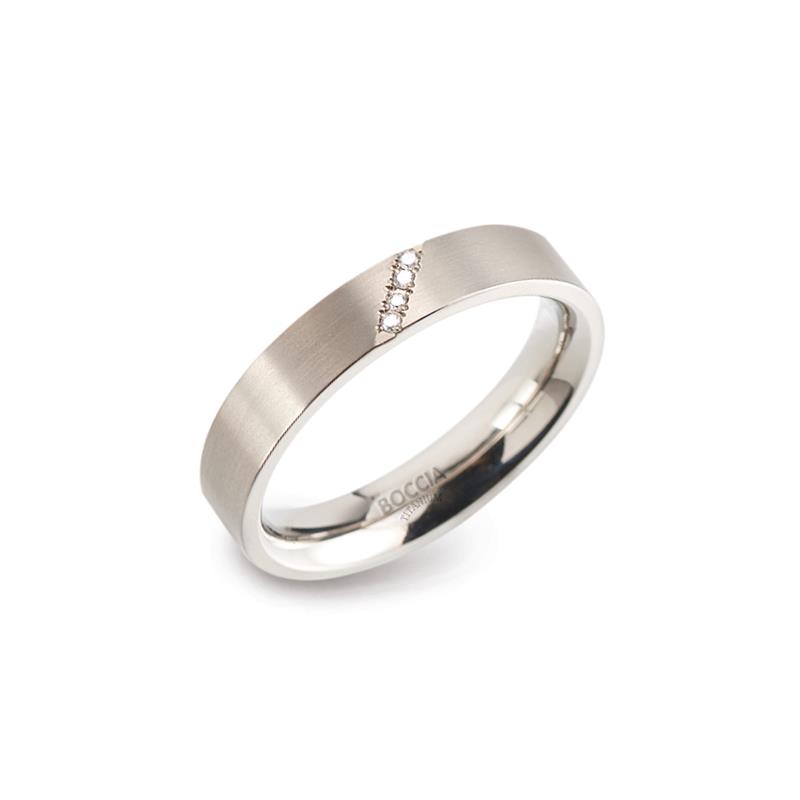 Boccia Titanium 0121-07
Gematteerde ring van Boccia Titanium. De diamant in dit sieraad zorgt voor een sprankelend effect. De ring is 4,5 mm breed. 

HET MERK
Boccia Titanium: de specialist in het edelmetaal titanium � sieraden en horloges van puur (99,7%) titanium.
Titanium heeft een hoog draagcomfort: het is licht in gewicht, huidvriendelijk en neemt de temperatuur van de huid snel aan.
Boccia Titanium gebruikt uitsluitend echt diamant. Alle diamanten zijn hand gezet.
De sieraden zijn goed met elkaar te combineren. Hierdoor kun je gemakkelijk sets samenstellen bestaande uit colliers, oorbellen, armbanden en zelfs ringen. Of je nu sportief of chique gekleed gaat, het past bij elke outfit en iedere gelegenheid.

SPECIFICATIES
- Puur titanium
- 4 diamanten 0.02 crt
- Gematteerd 
- 4,5 mm breed


- 16.00mm