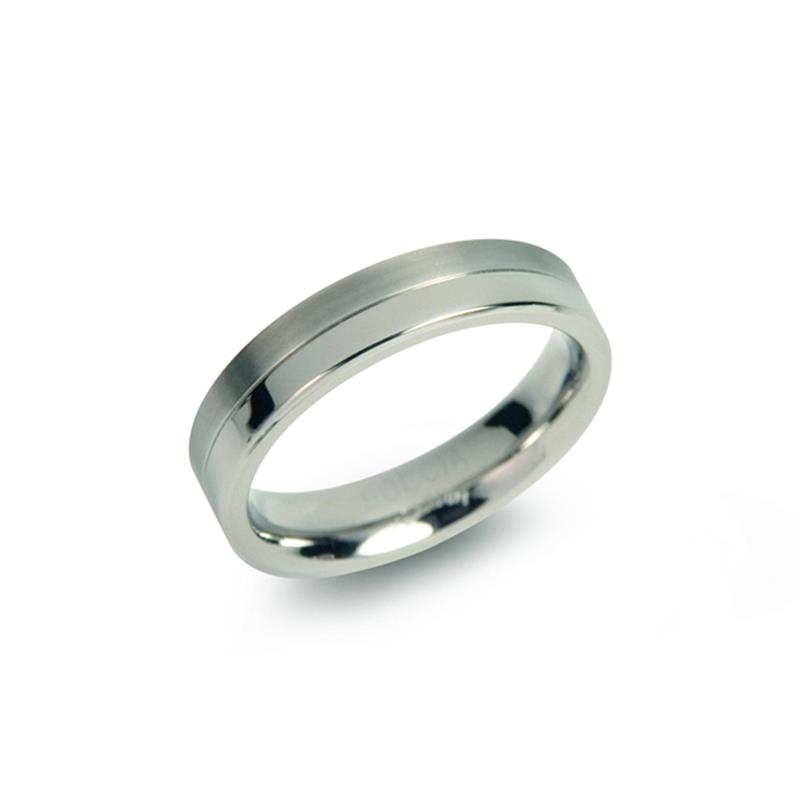Boccia Titanium 0129-01
Deze gematteerde ring van Boccia Titanium heeft een glanzend accent. De ring is 4,3mm breed. 

HET MERK
Boccia Titanium is het titanium merk van Nederland, dat zijn oorsprong in Duitsland vindt en is opgericht in het jaar 1992. Ontwikkeld door internationale ontwerpers. Alle titanium componenten van de BOCCIA TITANIUM collectie zijn gemaakt van 99,7% puur titanium; het bijzondere materiaal. Alle titanium componenten van de BOCCIA TITANIUM collectie zijn gemaakt van 99,7% puur titanium; het bijzondere materiaal. 

SPECIFICATIES
- Puur titanium
- Gematteerd met een glanzend accent
- Bolle binnenkant
- 4,3mm breed