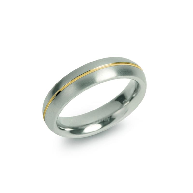 Boccia Titanium 0130-02
Deze gematteerde bicolor ring van Boccia Titanium heeft een glanzend en goudkleurig accent. De ring is 5mm breed. 

HET MERK
Boccia Titanium is het titanium merk van Nederland, dat zijn oorsprong in Duitsland vindt en is opgericht in het jaar 1992. Ontwikkeld door internationale ontwerpers. Alle titanium componenten van de BOCCIA TITANIUM collectie zijn gemaakt van 99,7% puur titanium; het bijzondere materiaal. Alle titanium componenten van de BOCCIA TITANIUM collectie zijn gemaakt van 99,7% puur titanium; het bijzondere materiaal. 

SPECIFICATIES
- Puur titanium
- Gematteerd met een glanzend en goudkleurig accent
- Bolle binnenkant
- 5mm breed