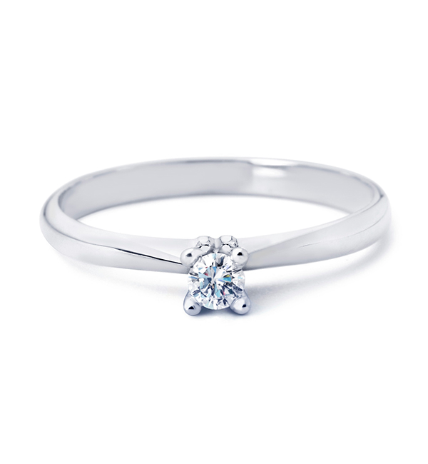 Een prachtige solitair ring in 14 karaats witgoud. De briljant geslepen diamant van 0,15 crt., is gezet in een sierlijke, klassieke zetting. Op een later moment kunt u ervoor kiezen de ring te laten groeien, u kunt dan de huidige diamant vervangen voor een grotere diamant. Deze ring is verkrijgbaar met een steengrootte vanaf 0,03ct tot 0,50ct. Leverbare goudkleuren: 14kts geelgoud, 14kts witgoud, 14kts roségoud en alle bicolor combinaties.
