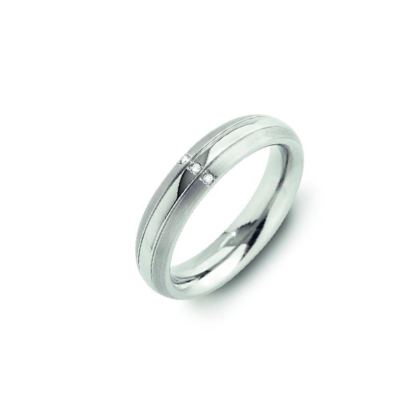 De ring is 4.5 mm breed en heeft een prachtige deels gematteerd, deels gepolijst afwerking. Het model is verder gezet met 3 tot. 0.015 crt briljant geslepen diamant. De ringen van Boccia zijn "bol" van binnen, dit verhoogd het draagcomfort